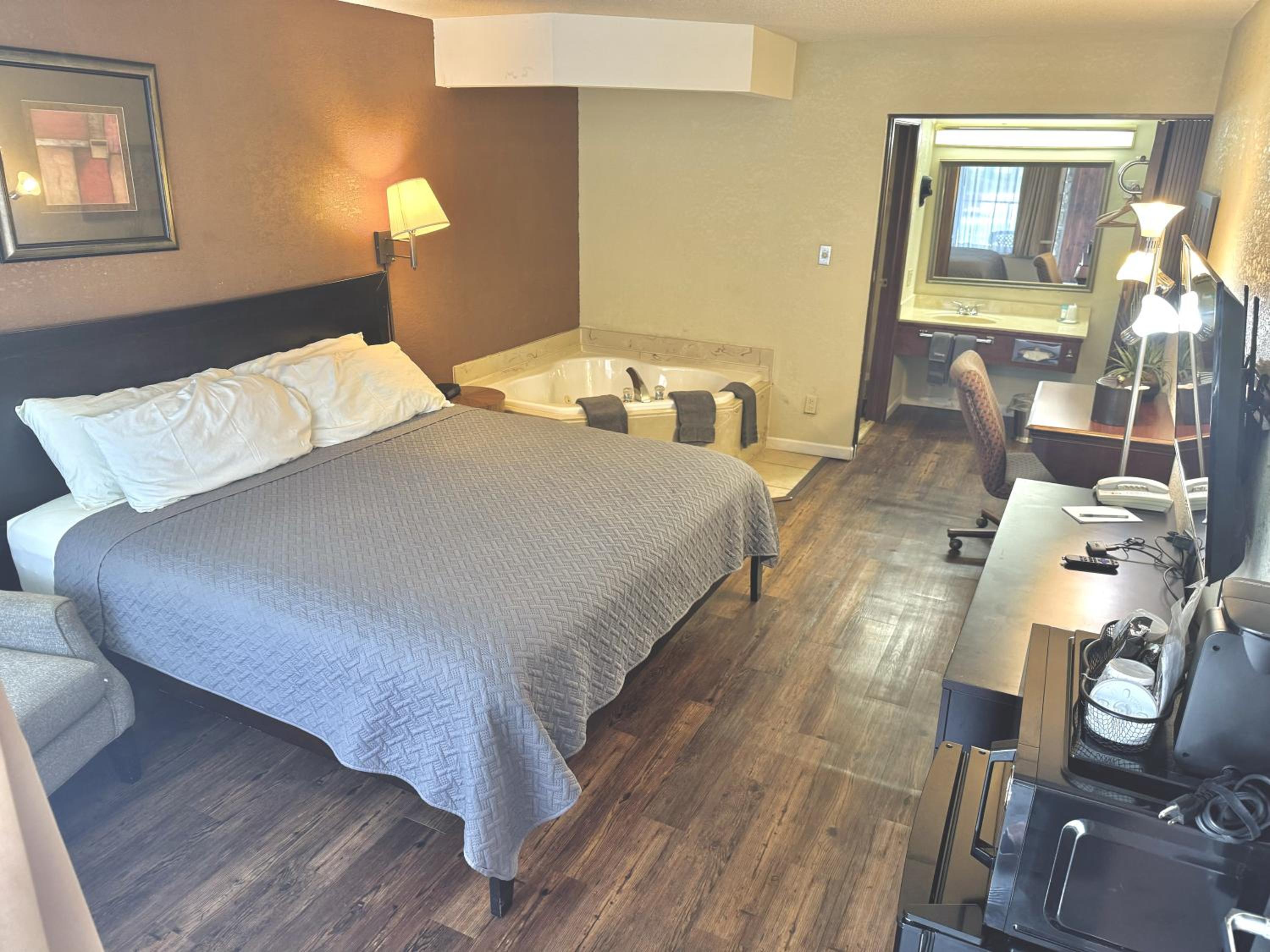Deluxe King Suite photo 2