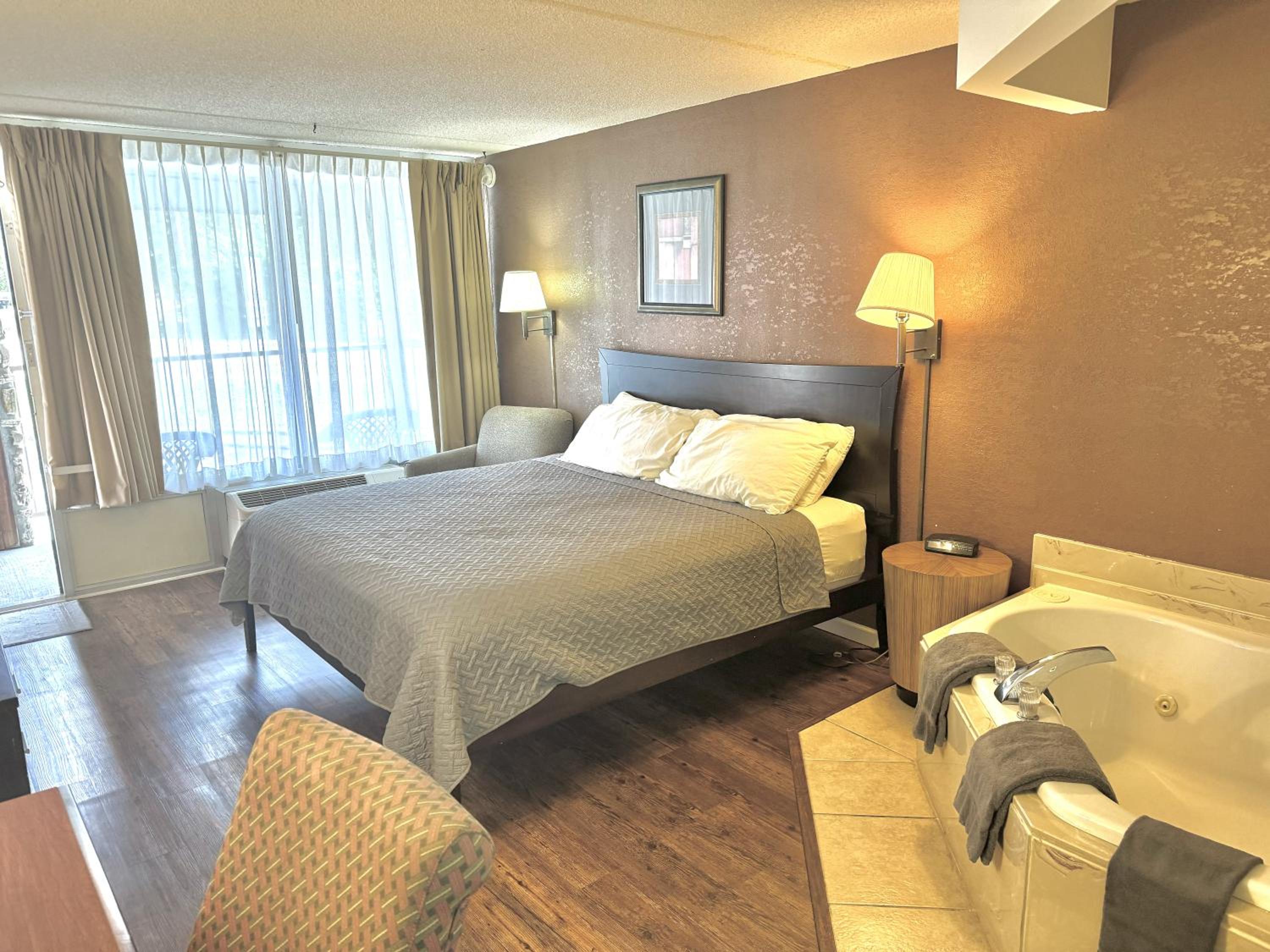 Deluxe King Suite photo 3