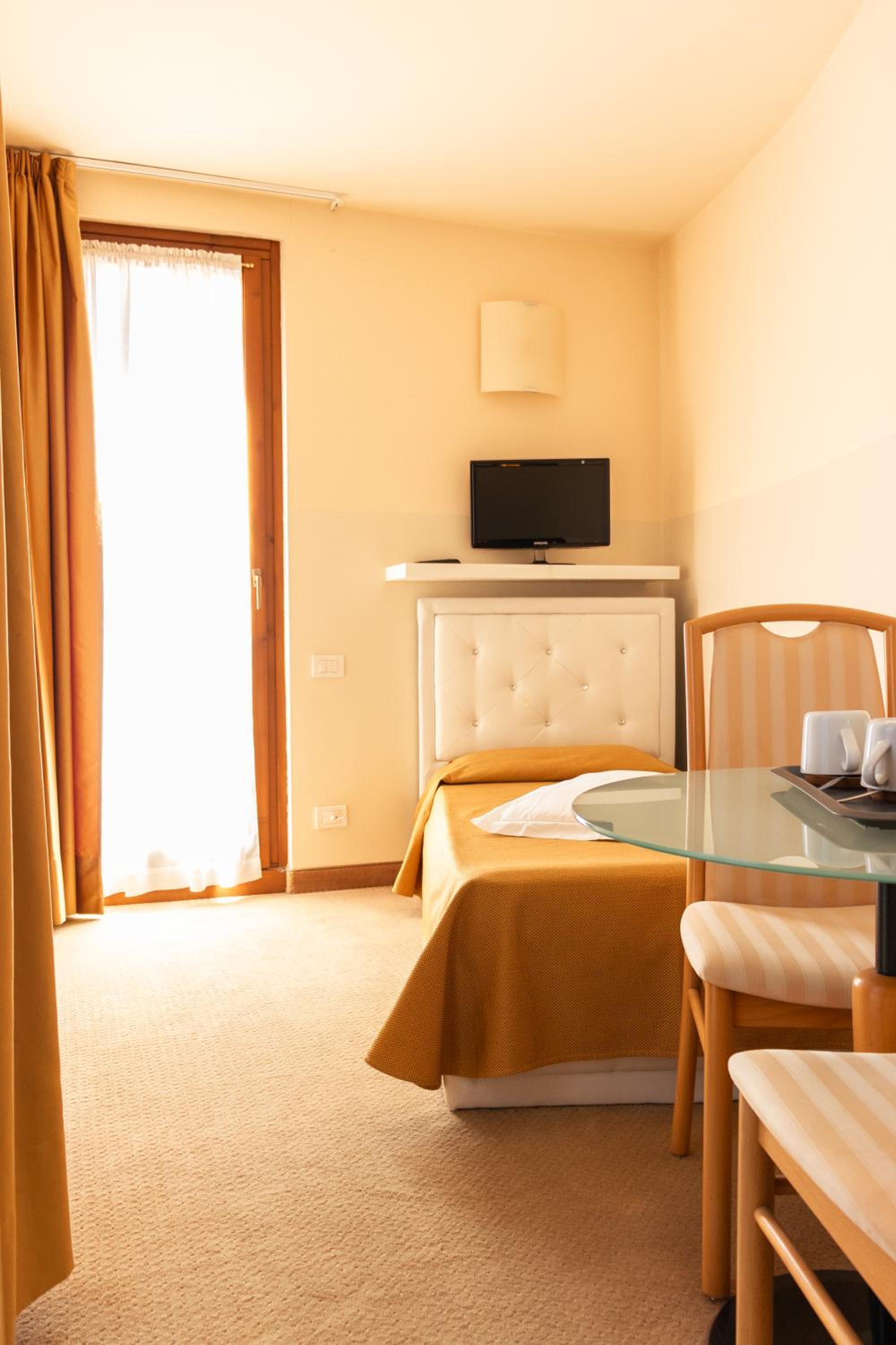 Triple Room with Terrace and Partial Lake View photo 1
