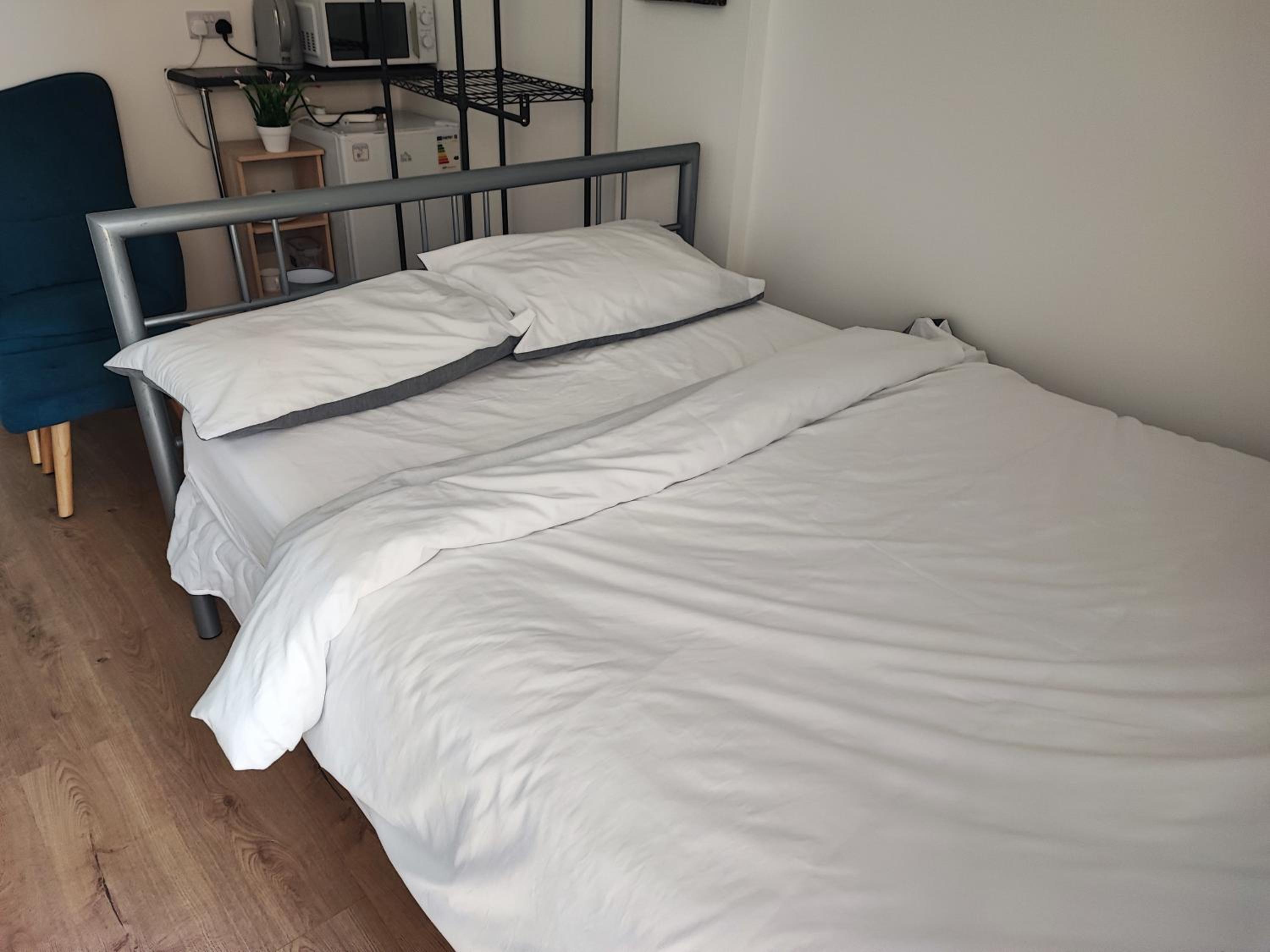 Double or Twin Room with Private Bathroom photo 3