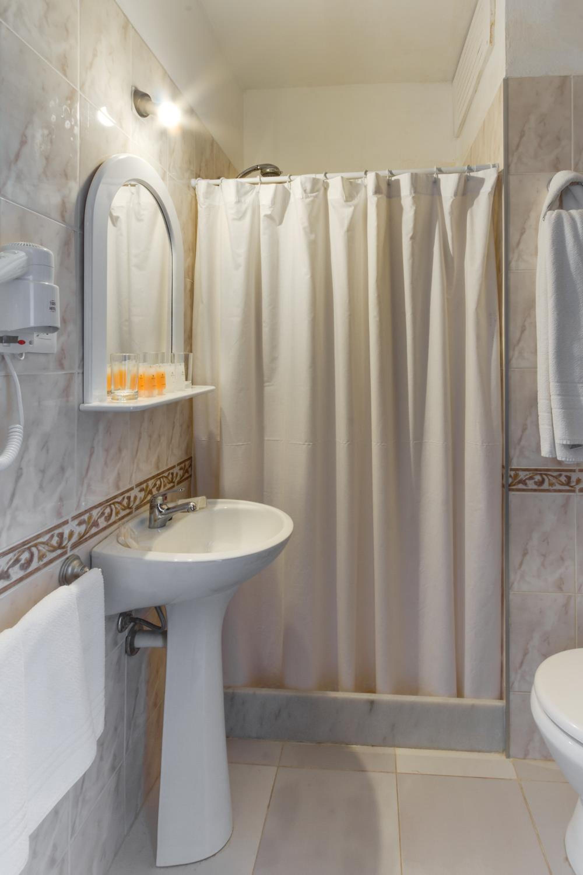 Family Room with Private Bathroom photo 2