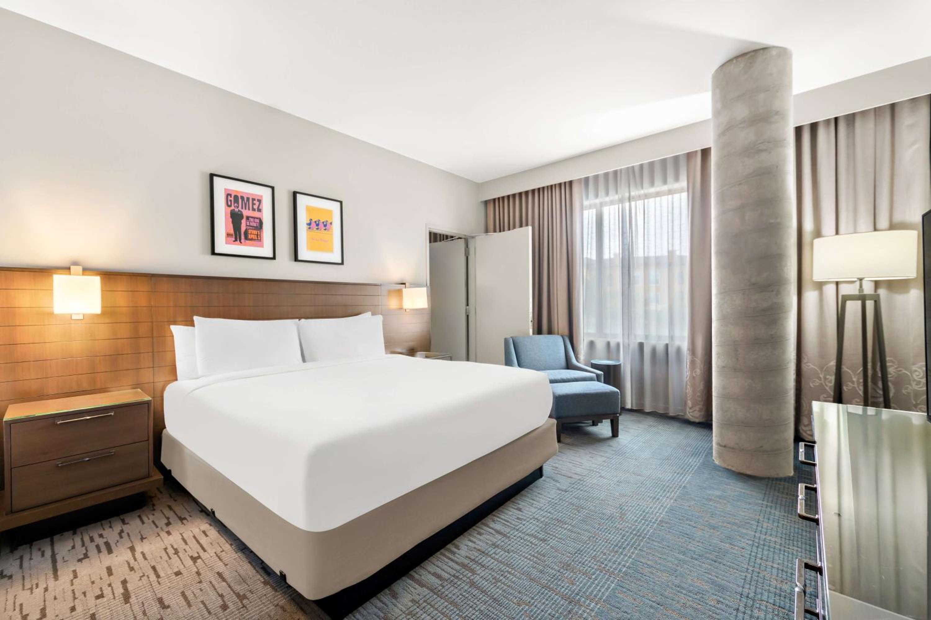 One-Bedroom King Suite -Mobility/Hearing Accessible Roll-In Shower