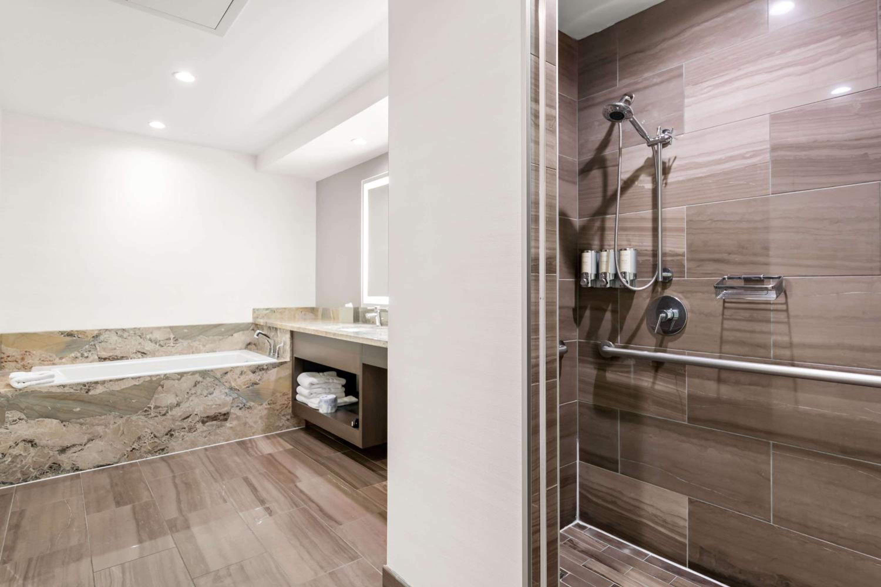 One-Bedroom King Suite Mobility/Hearing Accessible Hill Country View photo 3