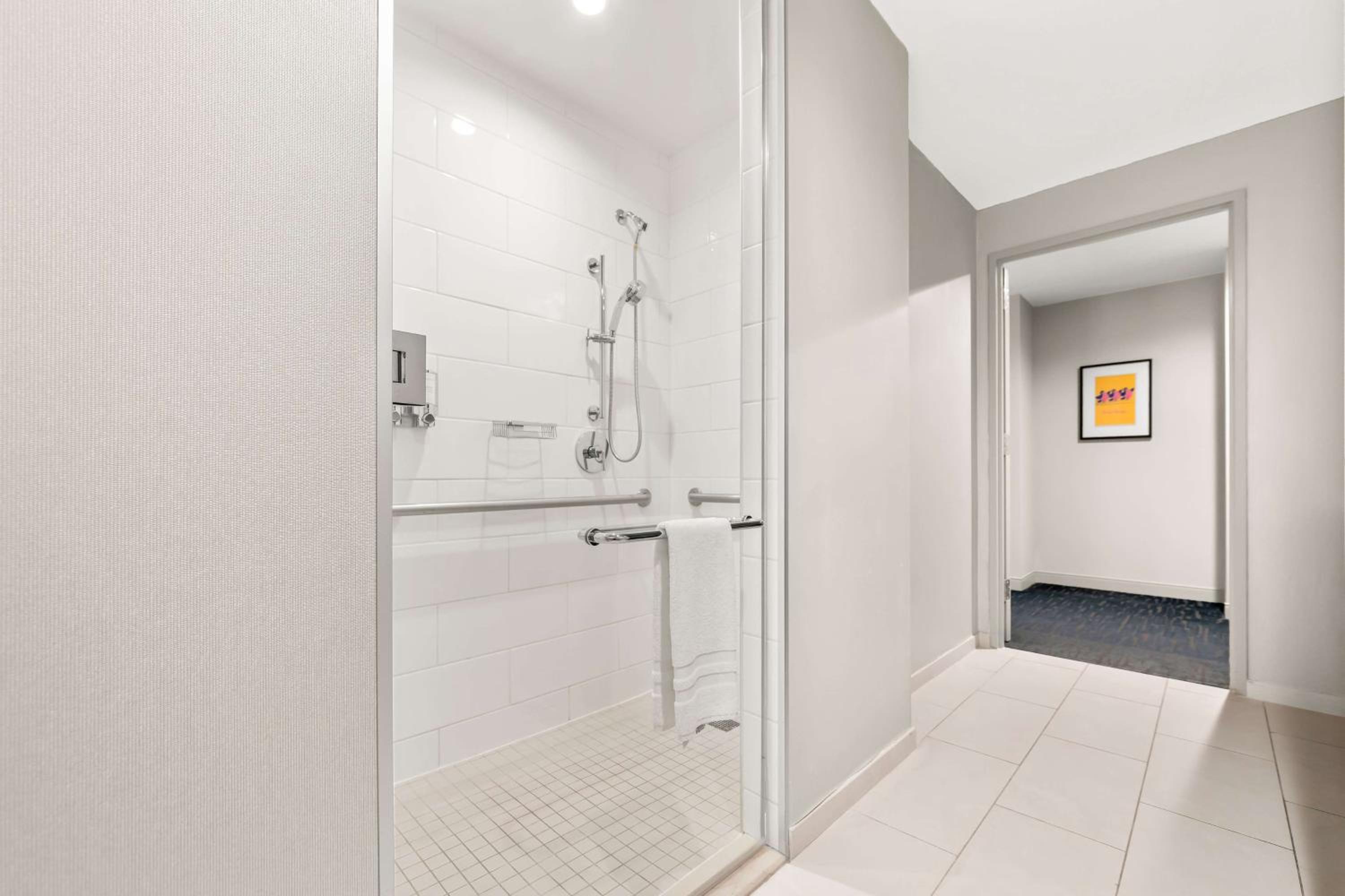Deluxe King Room - Hearing Accessible  photo 2