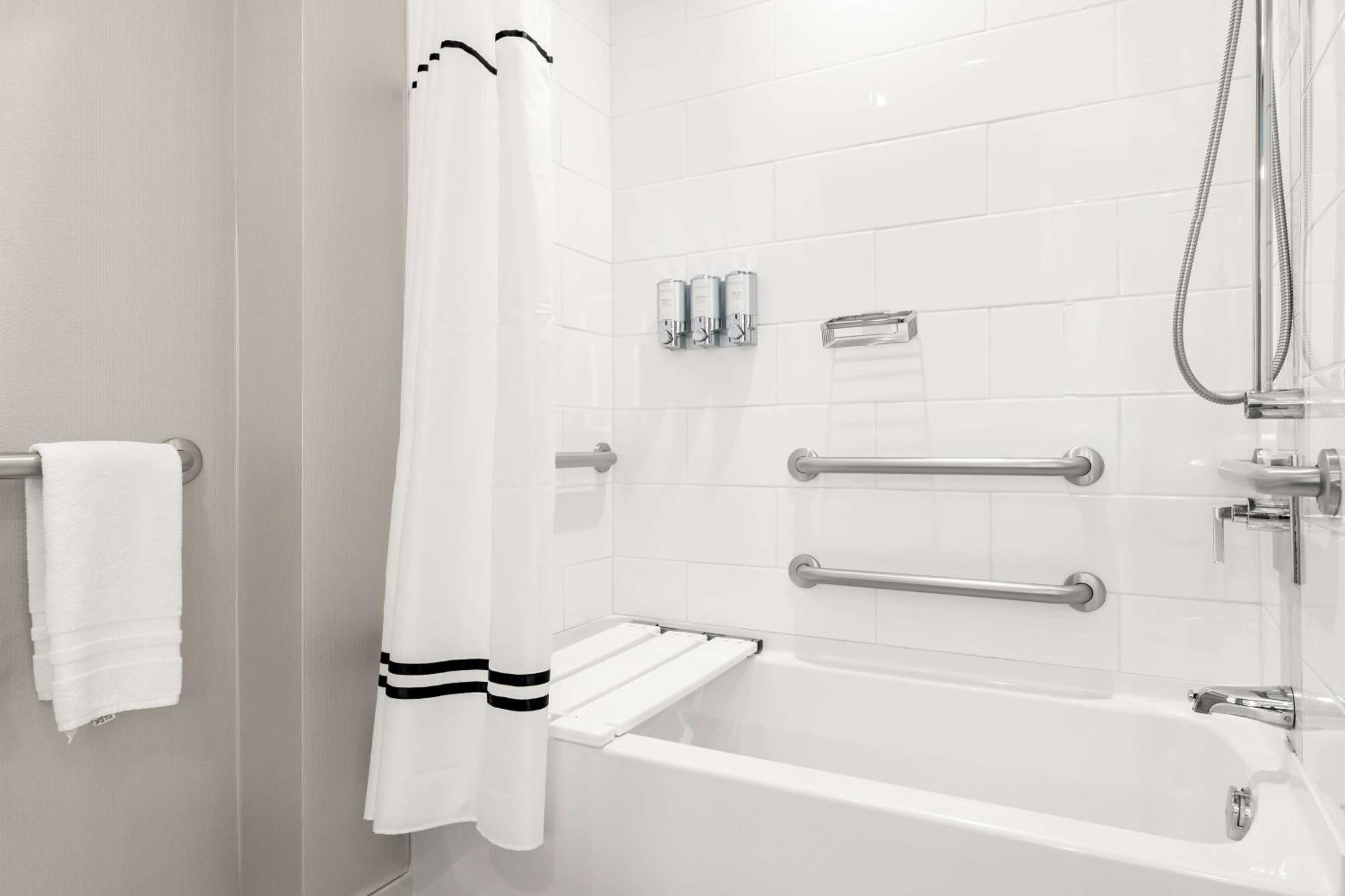 Deluxe King Room with Tub - Mobility/Hearing Accessible photo 2