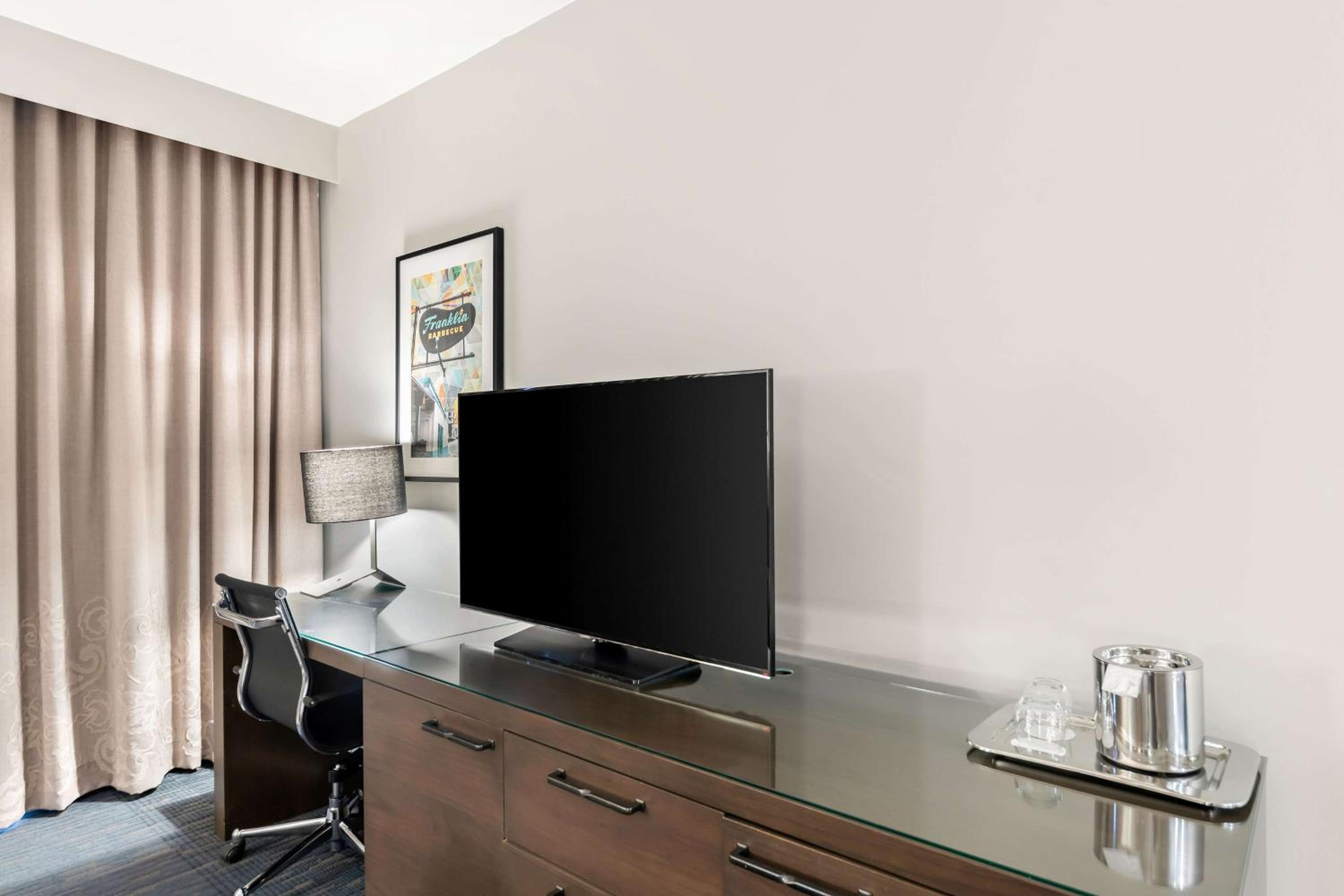 Deluxe King Room - Hearing Accessible  photo 3