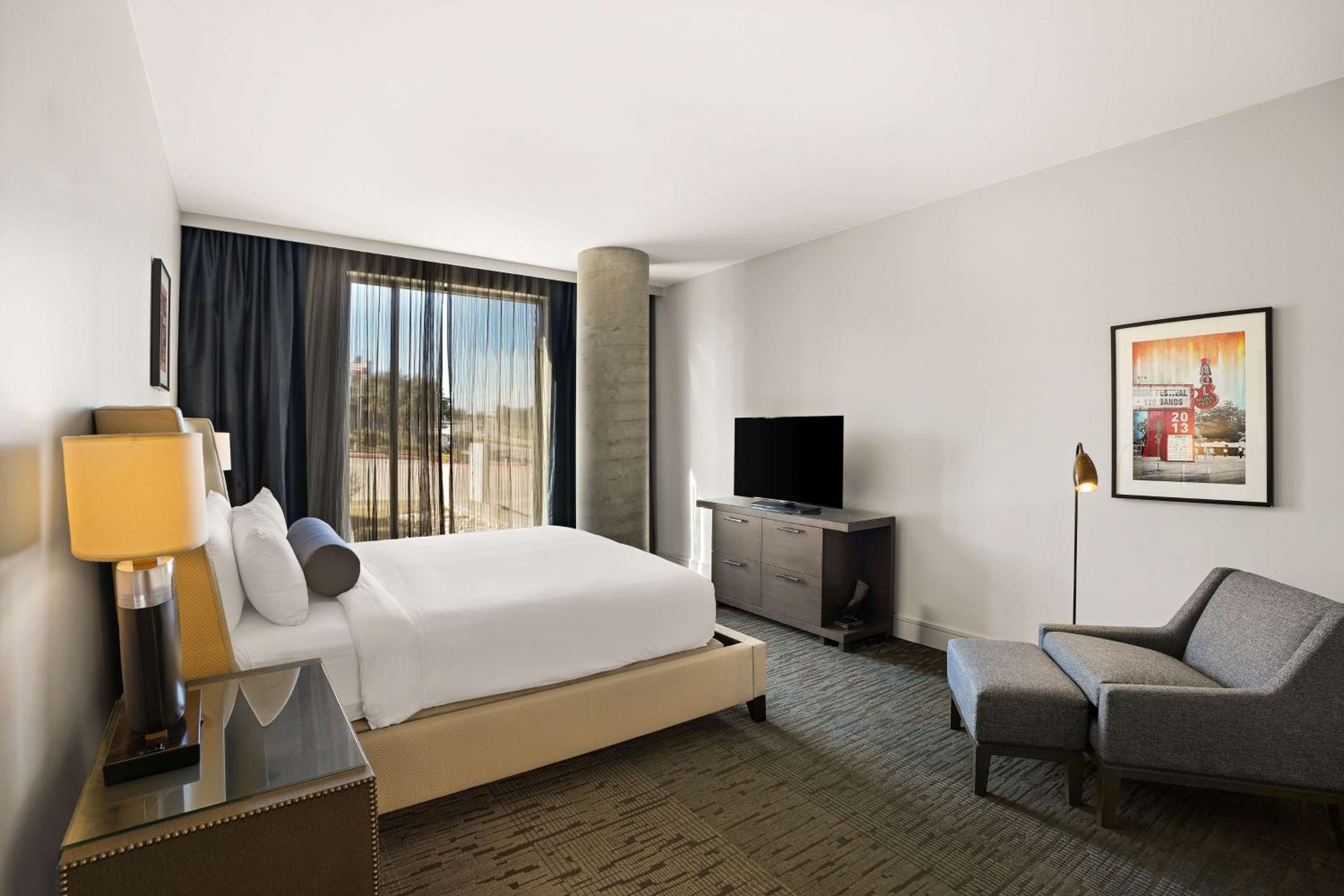 One-Bedroom King Suite Mobility/Hearing Accessible Hill Country View photo 1