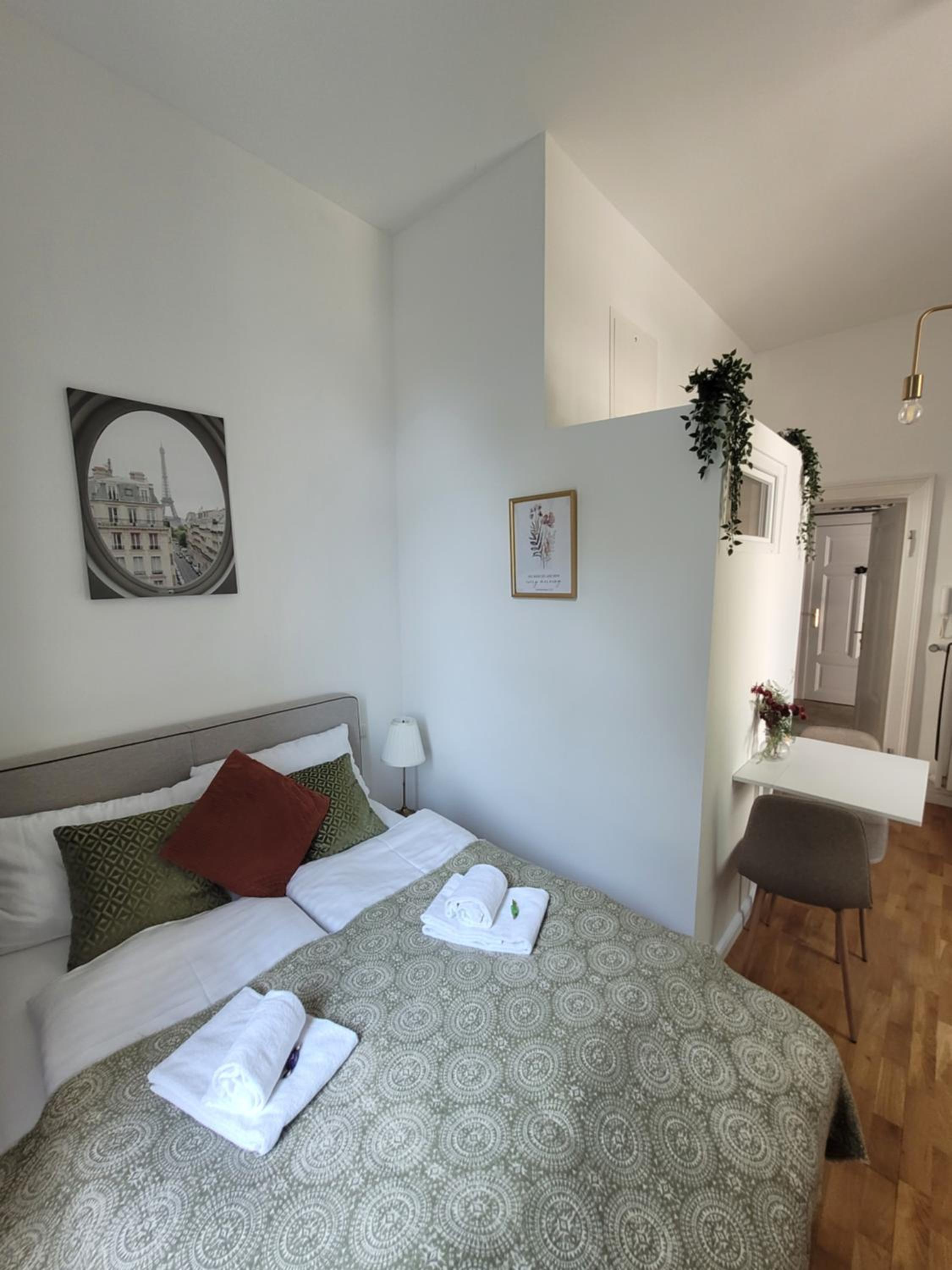 One-Bedroom Apartment with Balcony and Mountain View   photo 2