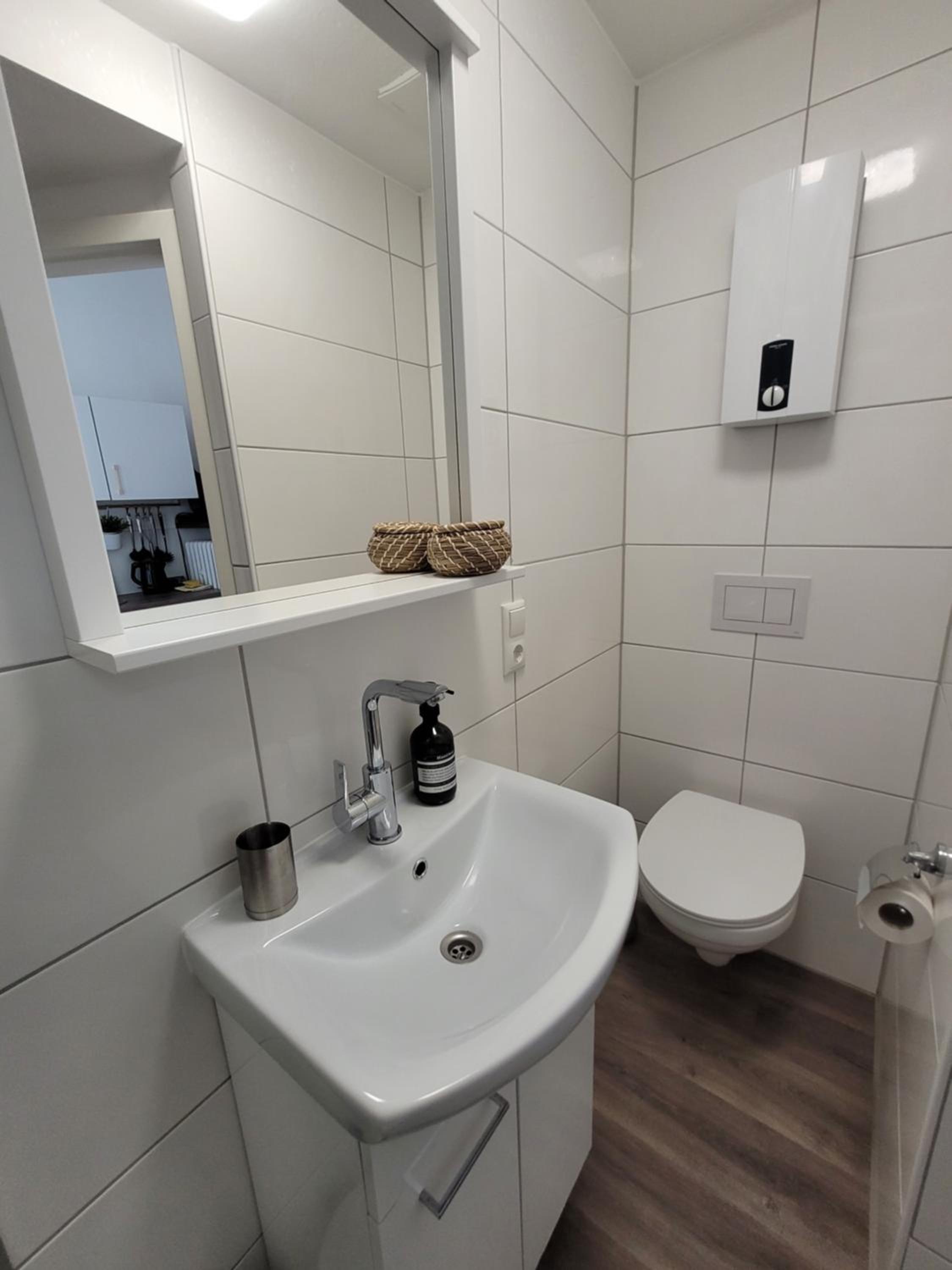 One-Bedroom Apartment with Balcony and Mountain View   photo 3