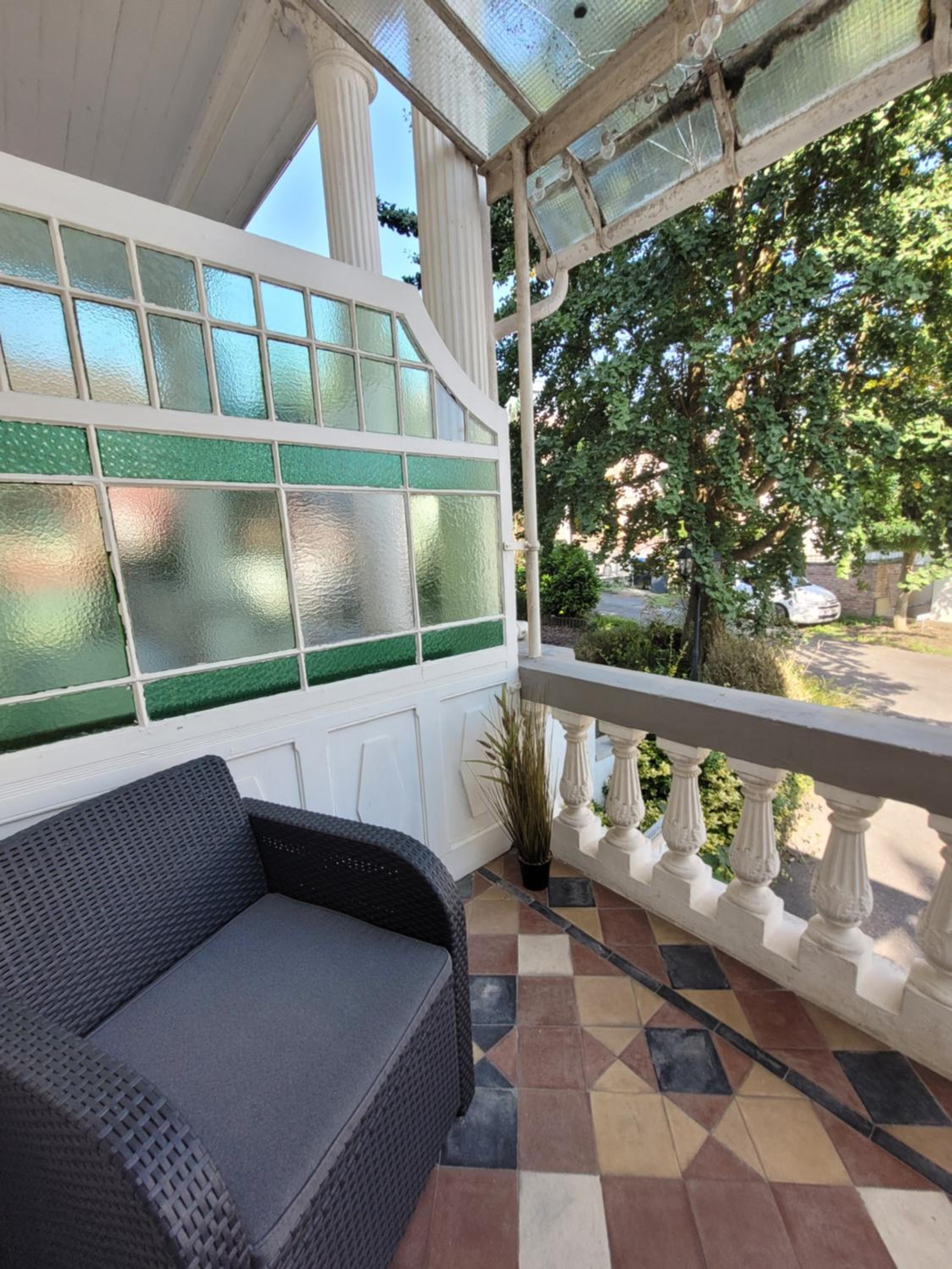 One-Bedroom Apartment with Balcony and Mountain View photo 2