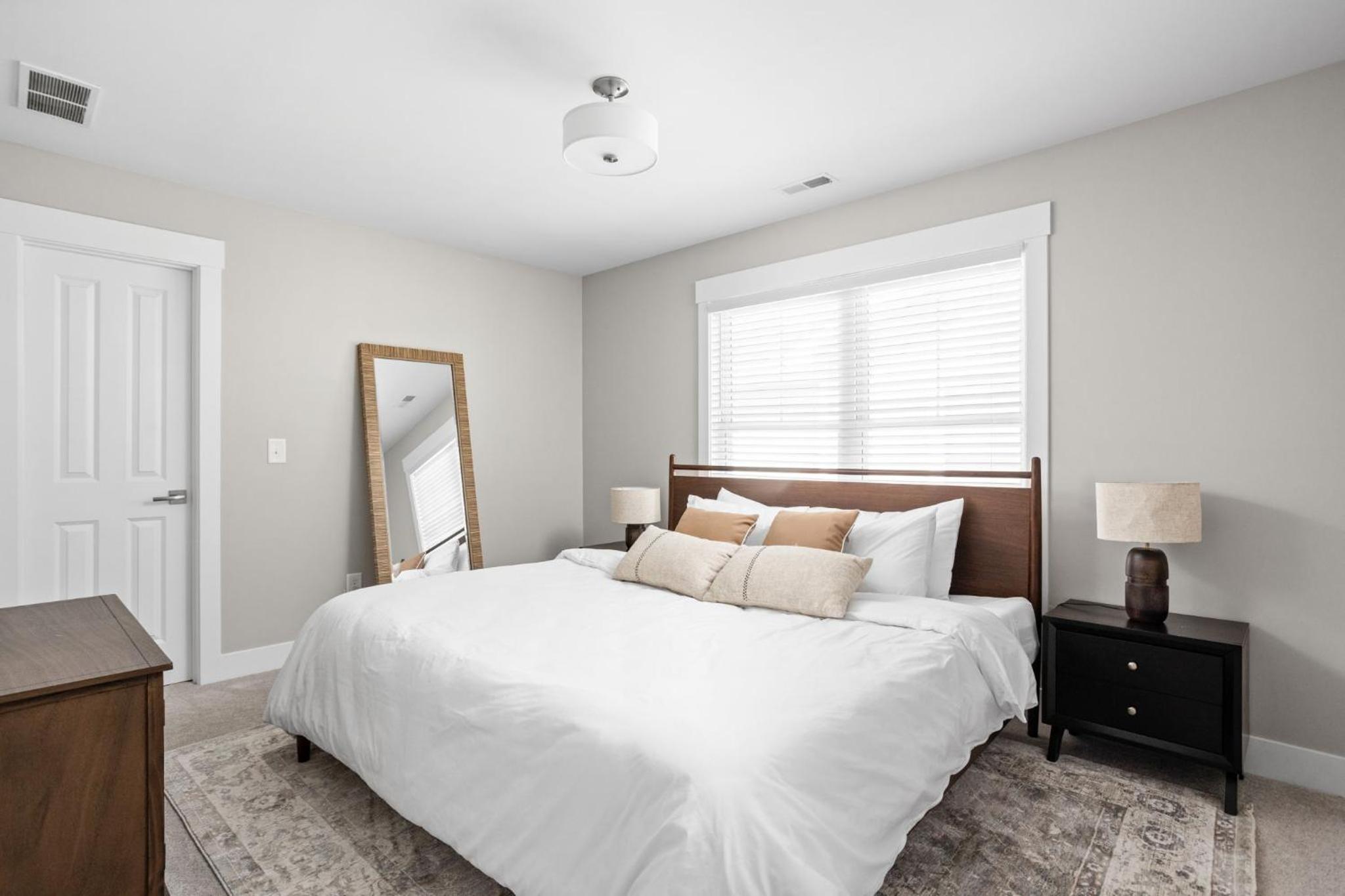 Five-Bedroom House photo 3