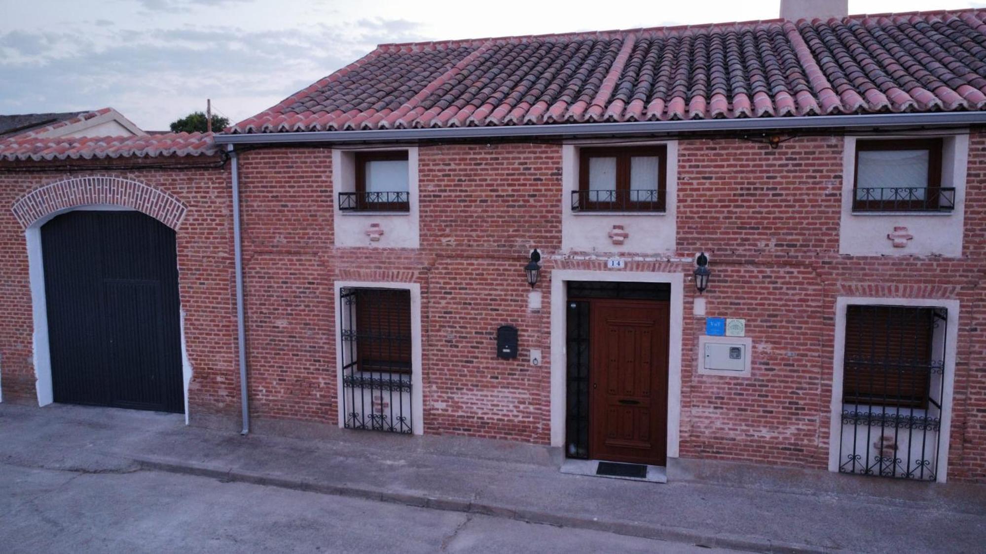 Five-Bedroom House photo 3