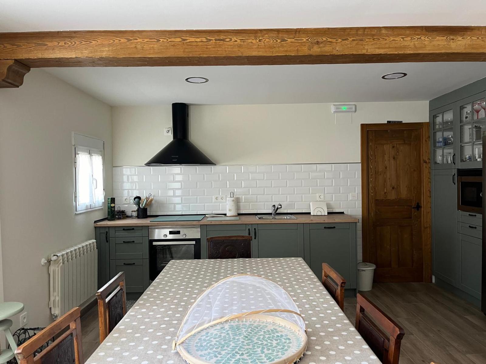 Five-Bedroom House photo 2