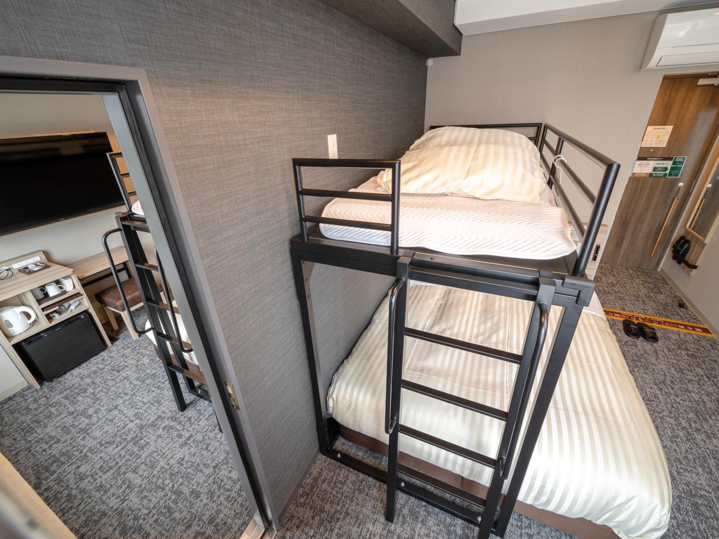 Twin Room with Bunk Bed photo 3