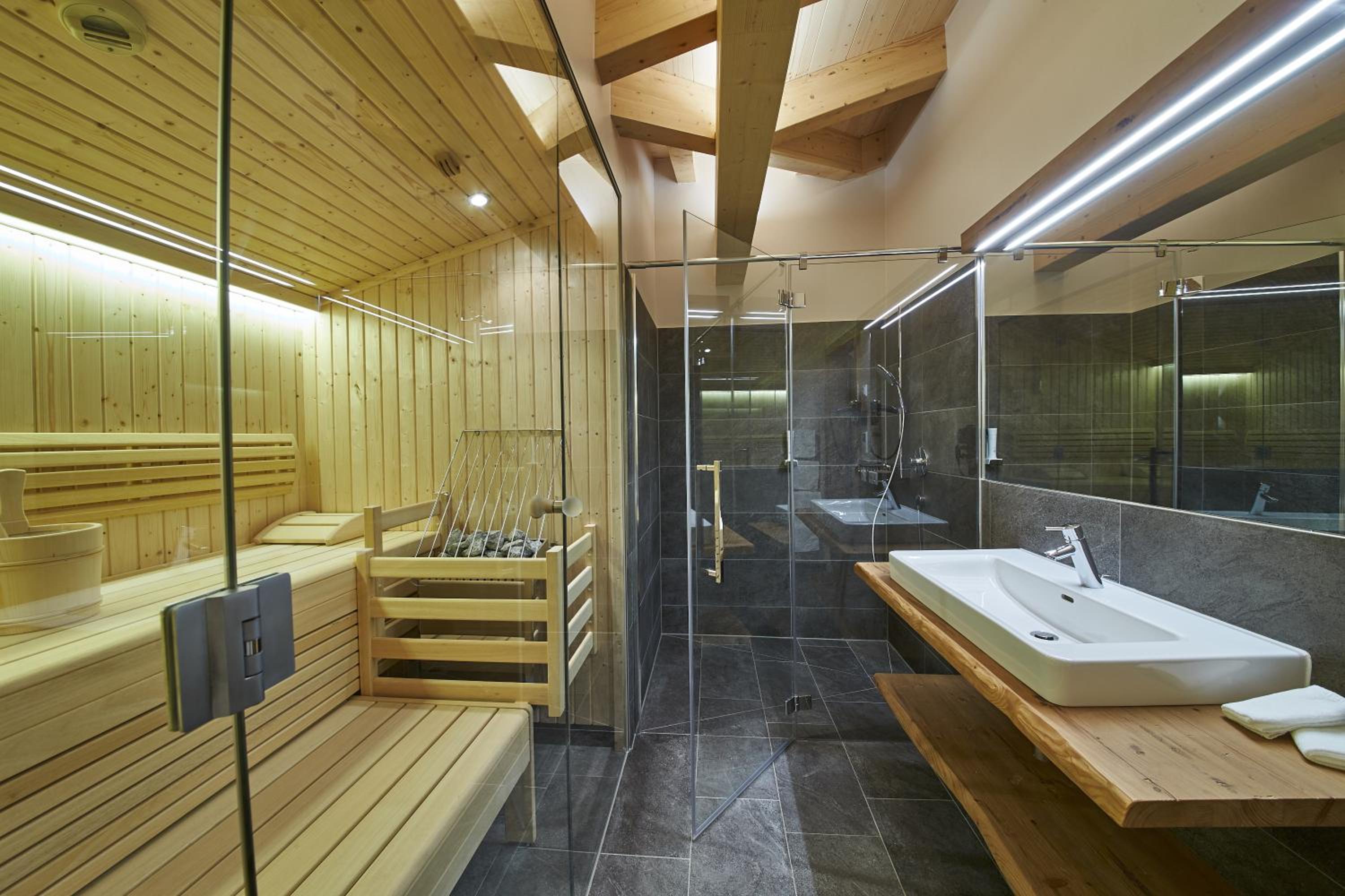 Three-Bedroom Apartment with Balcony photo 2