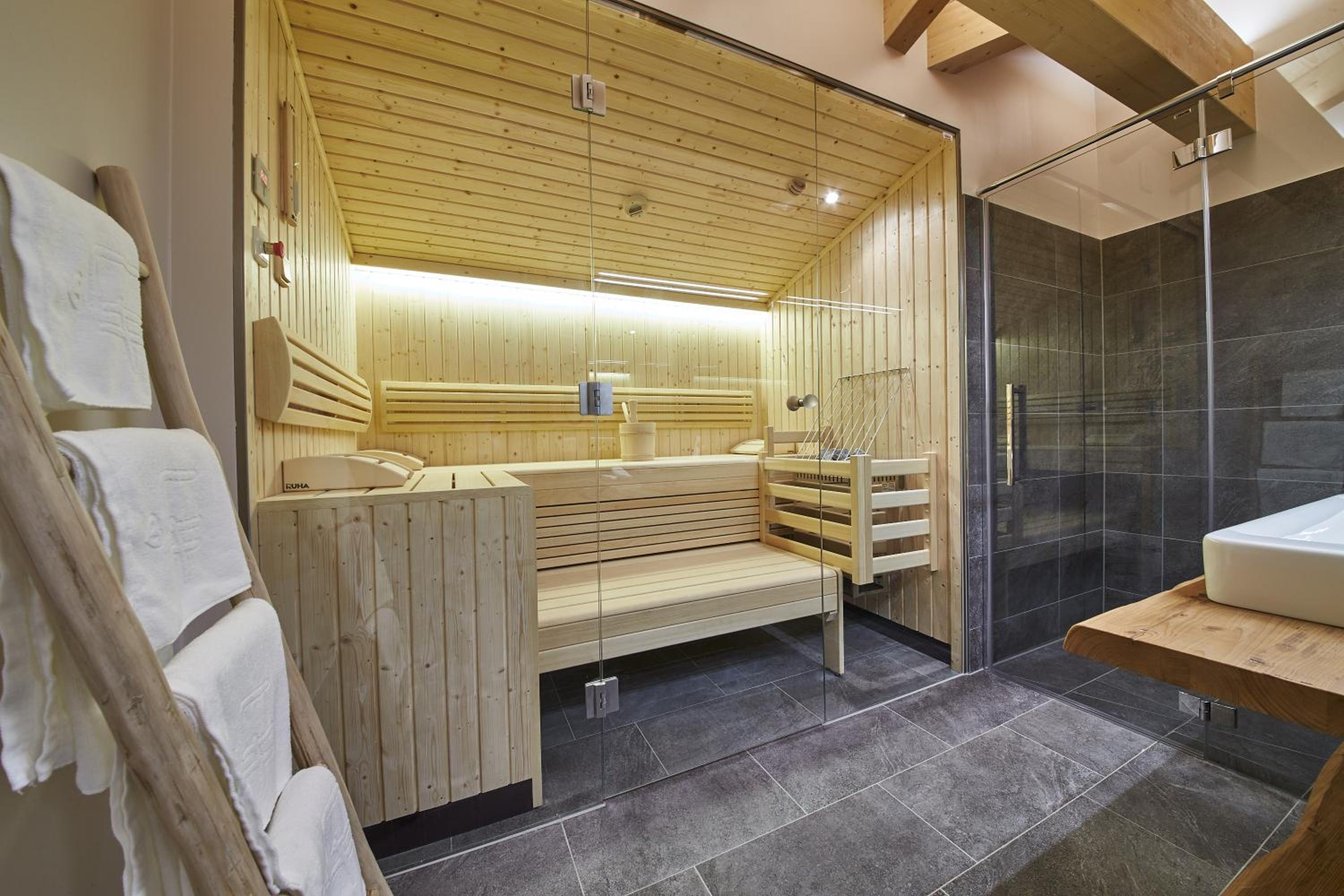 Three-Bedroom Apartment with Balcony photo 3