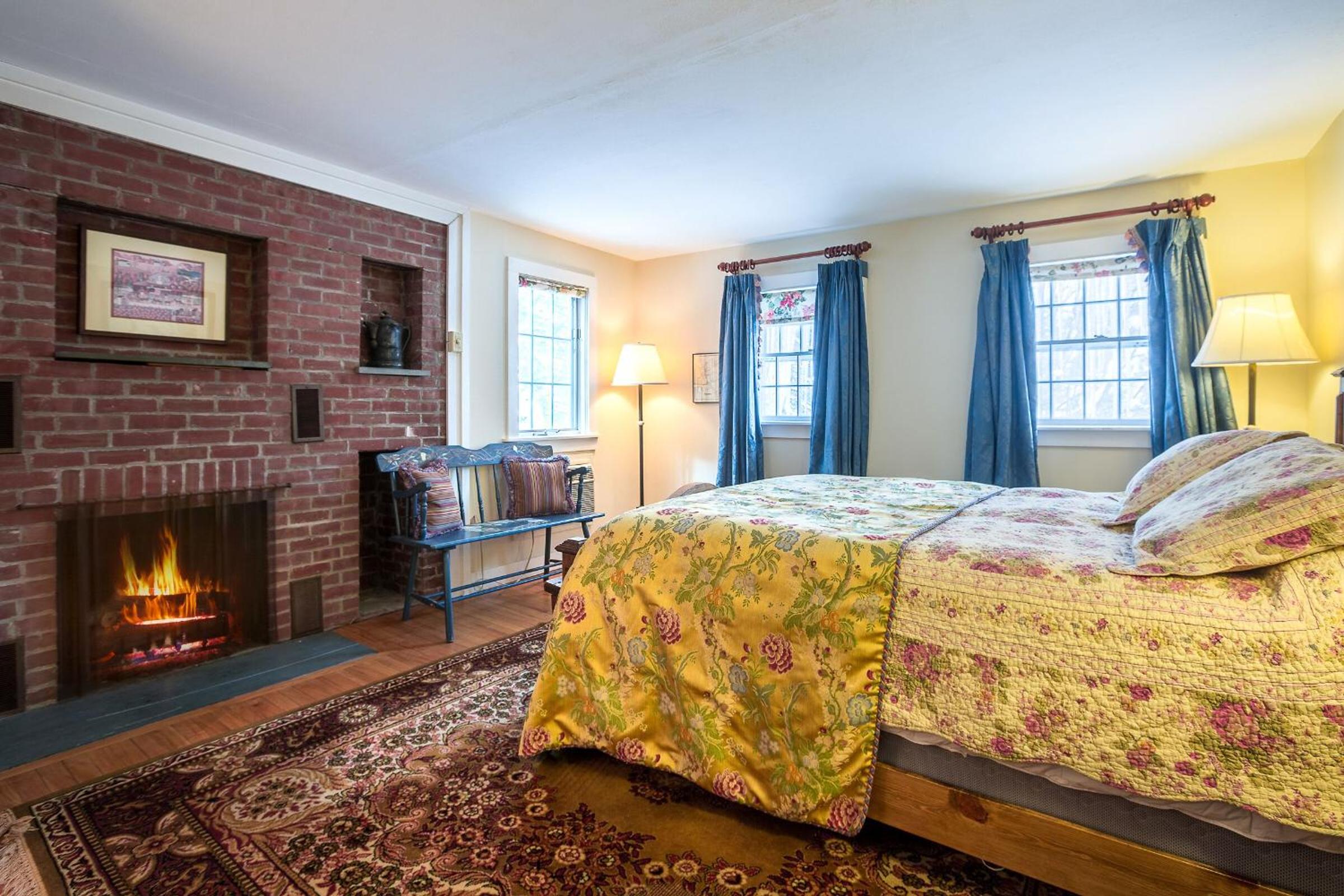 Six-Bedroom House photo 2
