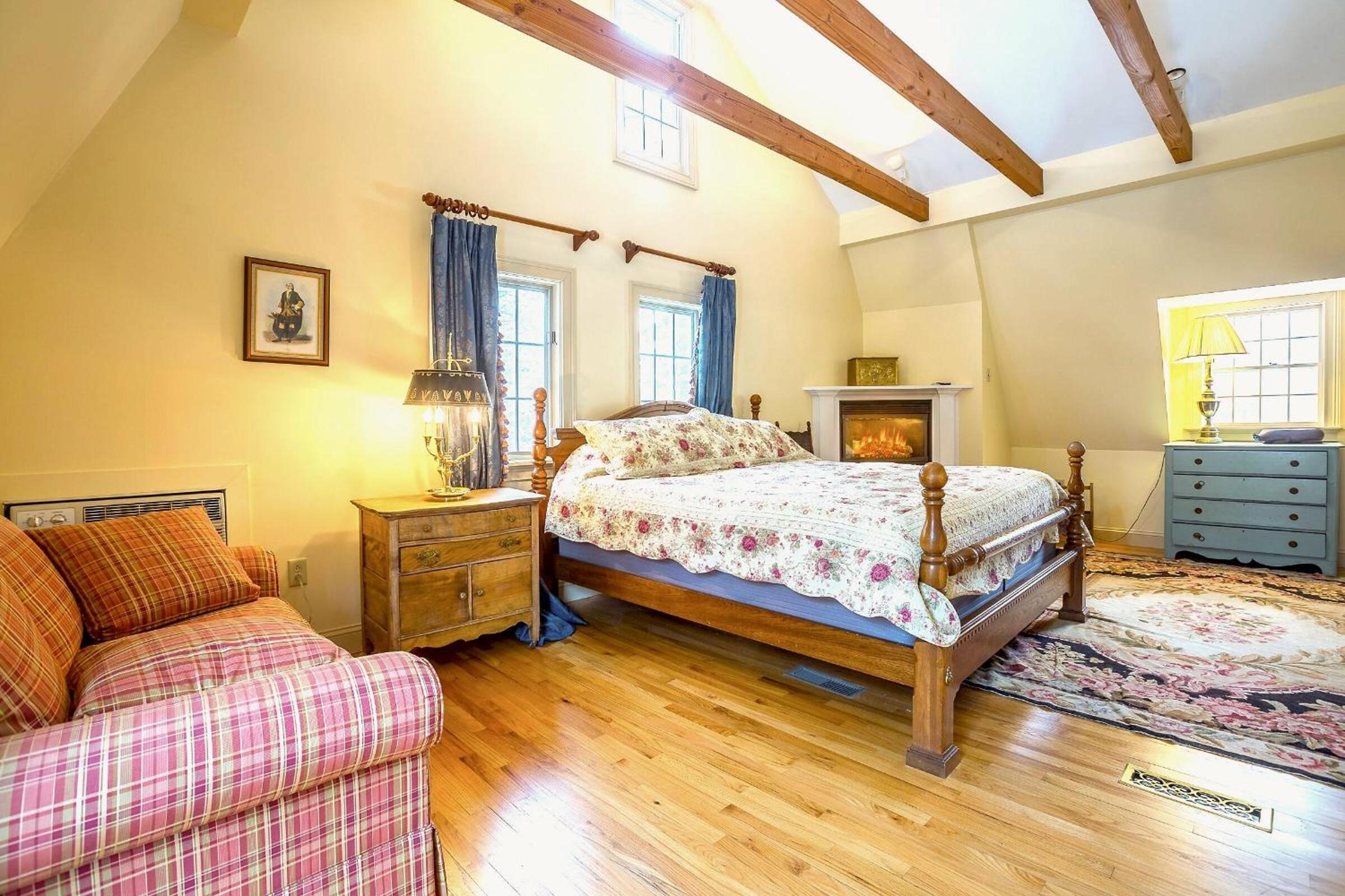 Eight-Bedroom House photo 1
