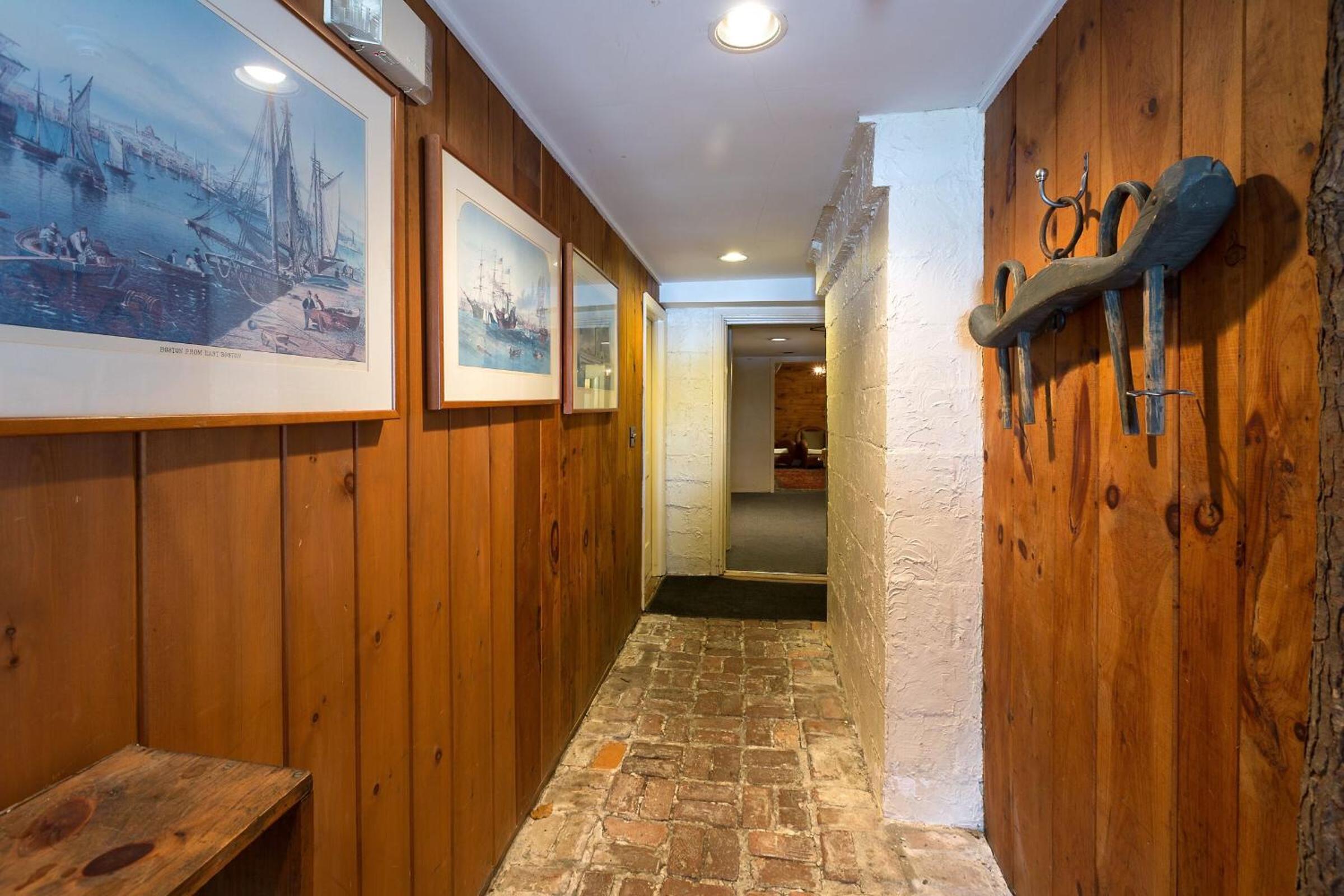 Eight-Bedroom House photo 2