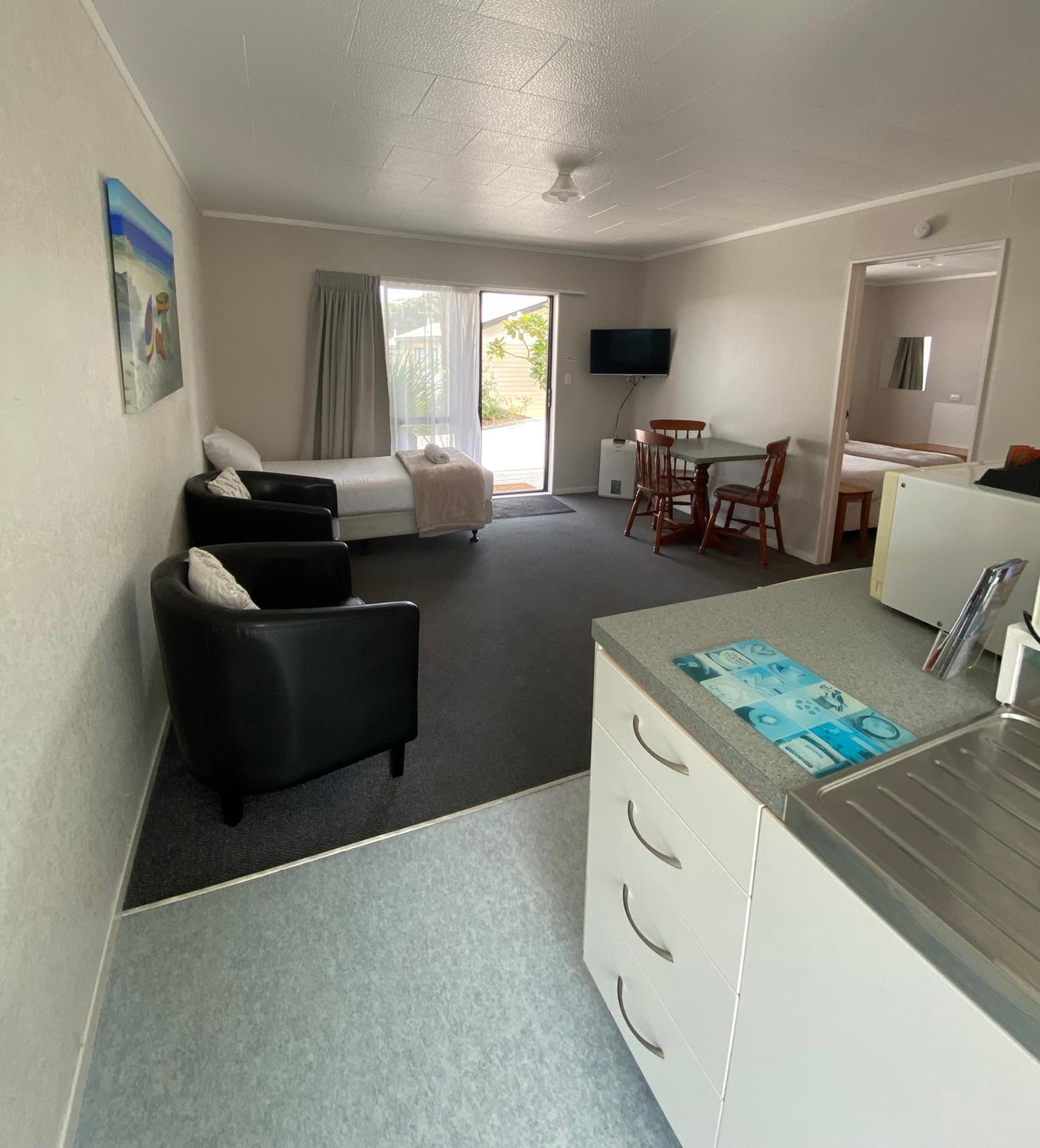 One-Bedroom Apartment with One Queen Bed and One Single Bed photo 2