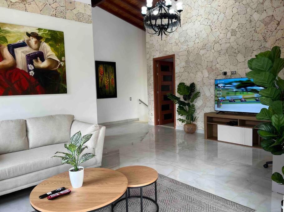 Five-Bedroom House photo 1