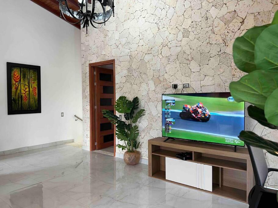 Five-Bedroom House photo 3