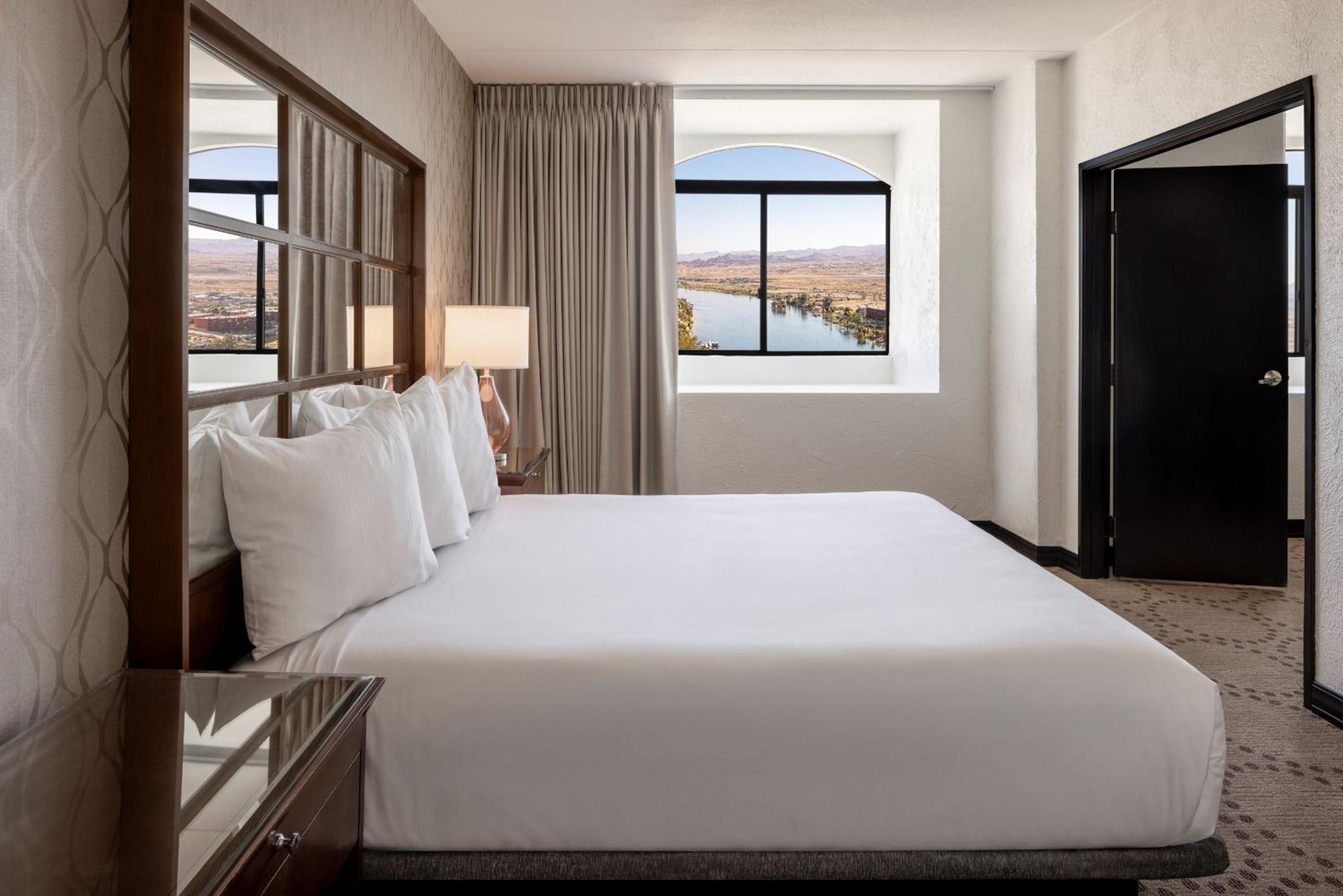 North Tower Vista Suite, 1 King, Non-Smoking - Photo 1