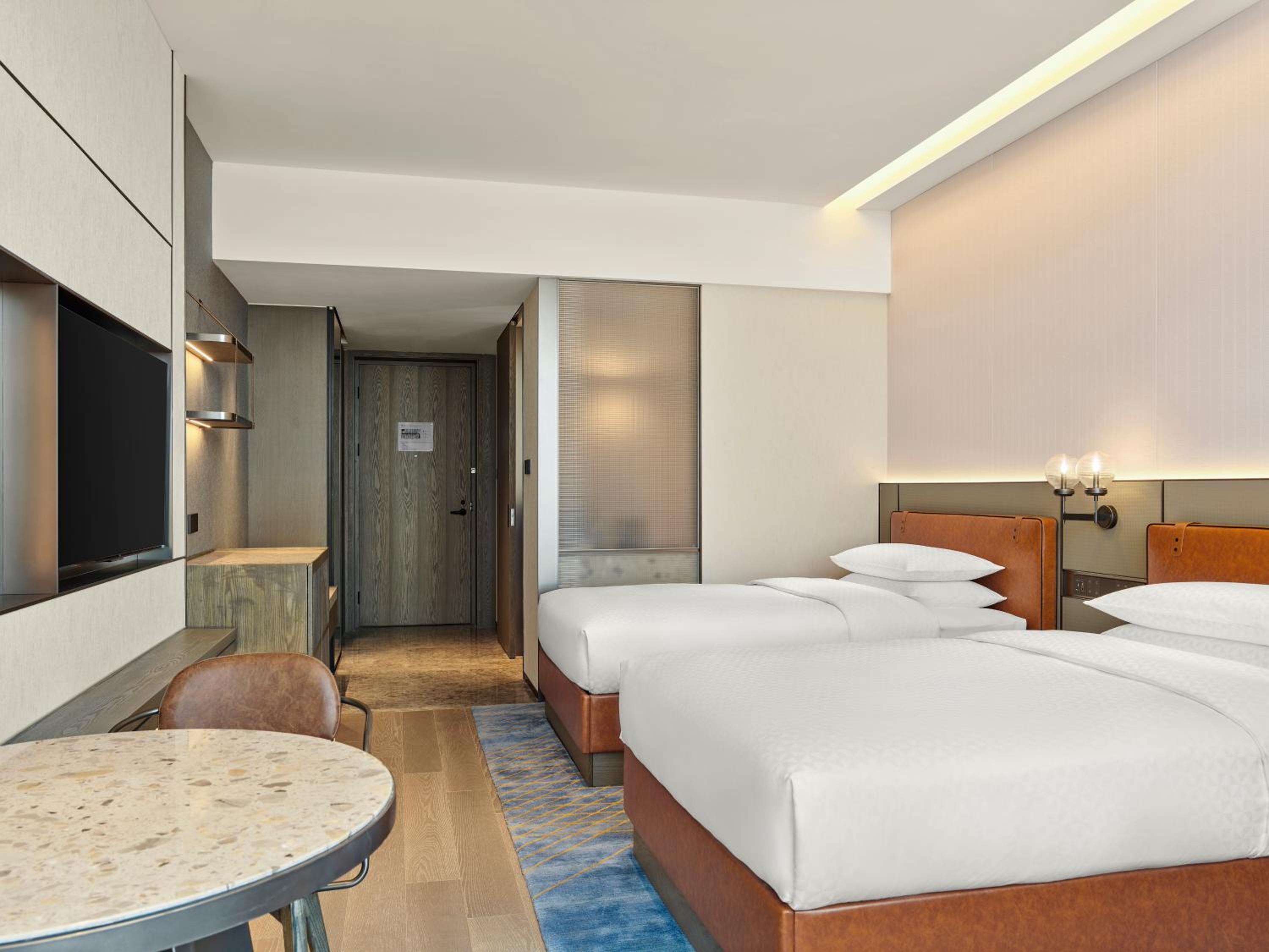 Superior Double Room with Two Double Beds and City View photo 3