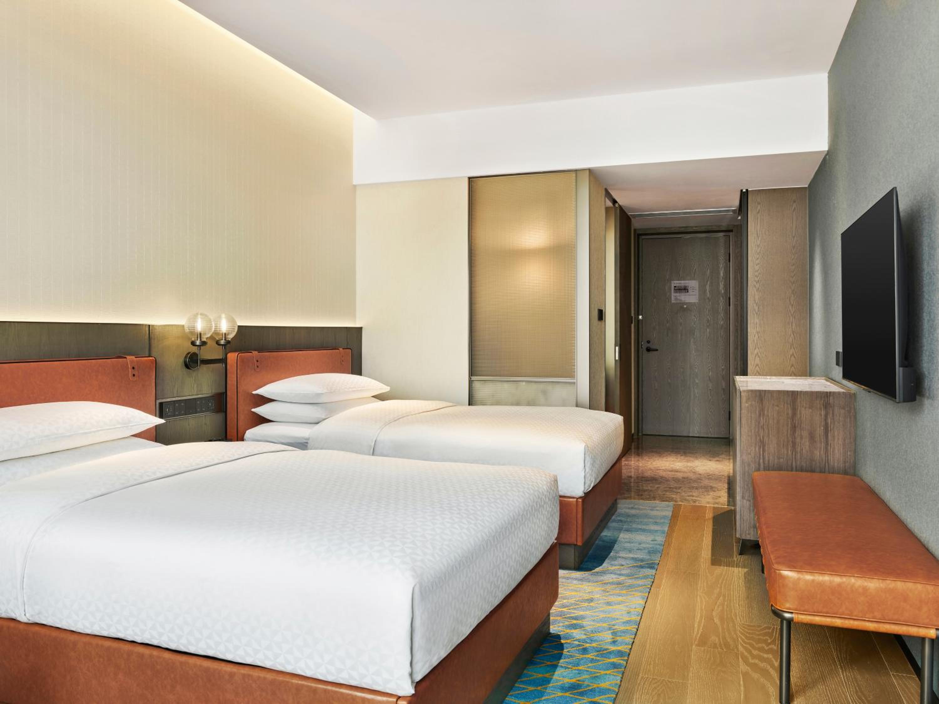 Standard Super Double Room with Two Double Beds and City View photo 3