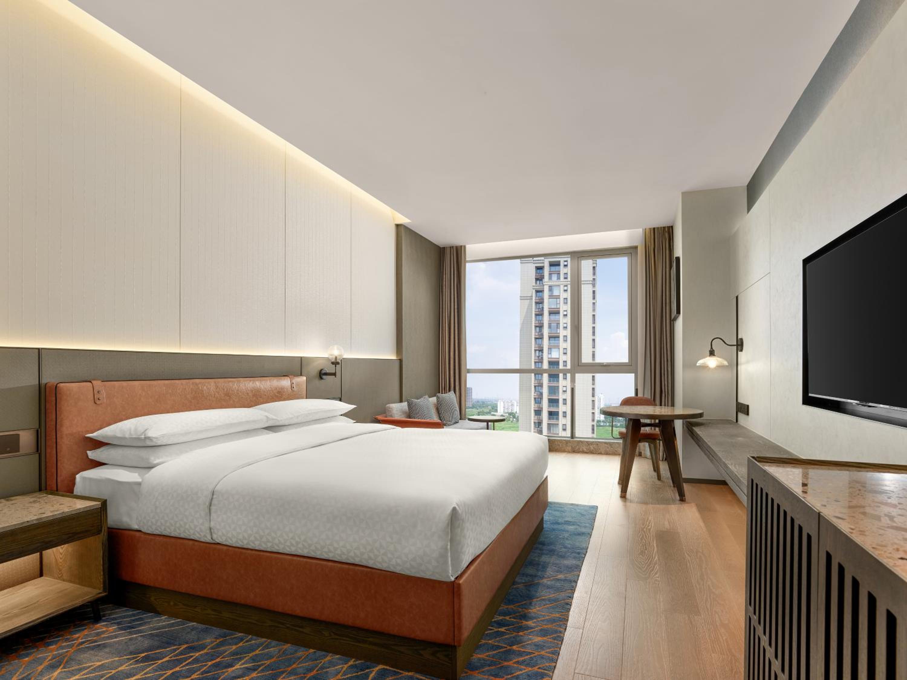 Superior King Room with City View photo 2