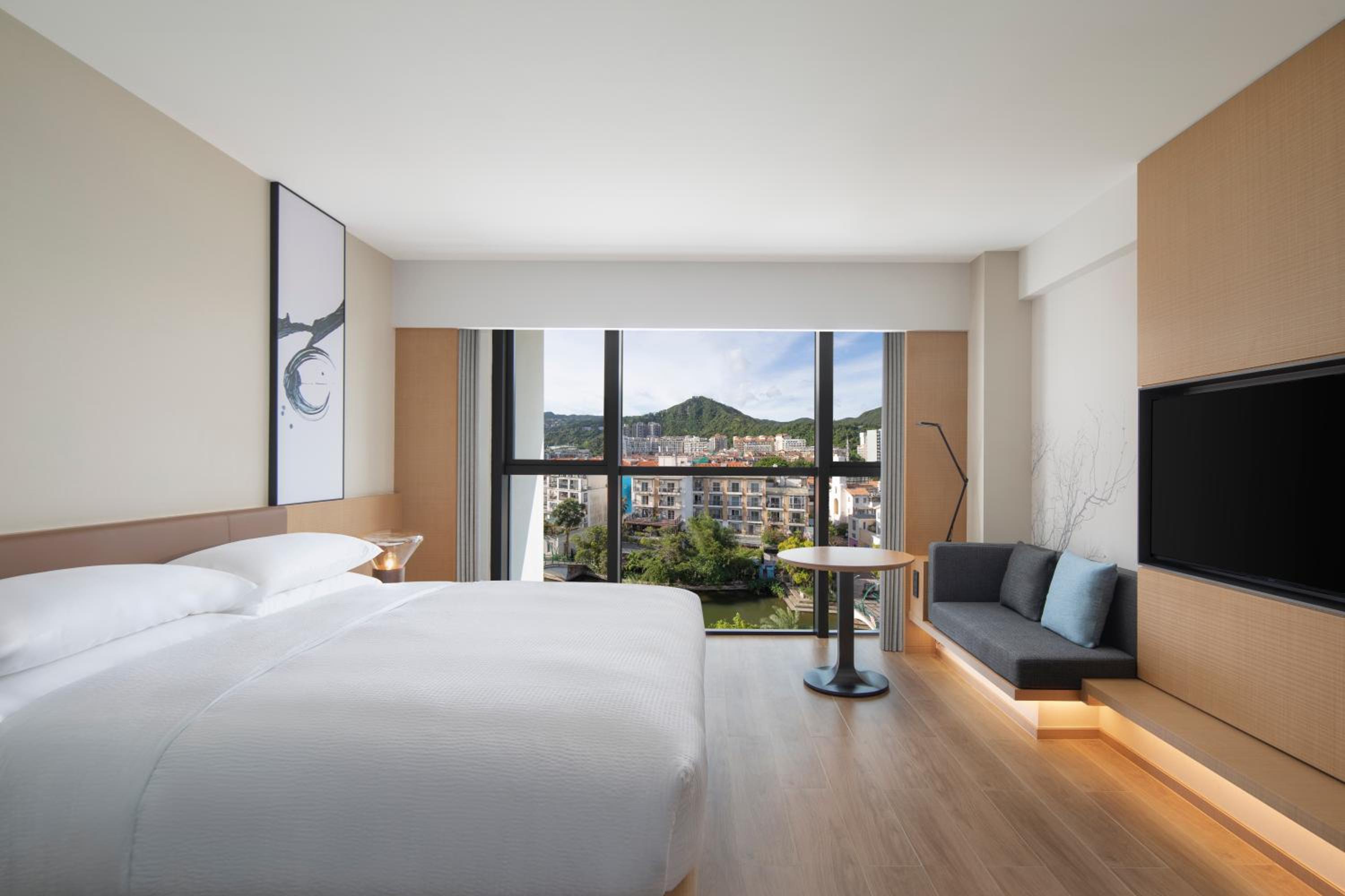 Superior King Room with Lake View photo 1