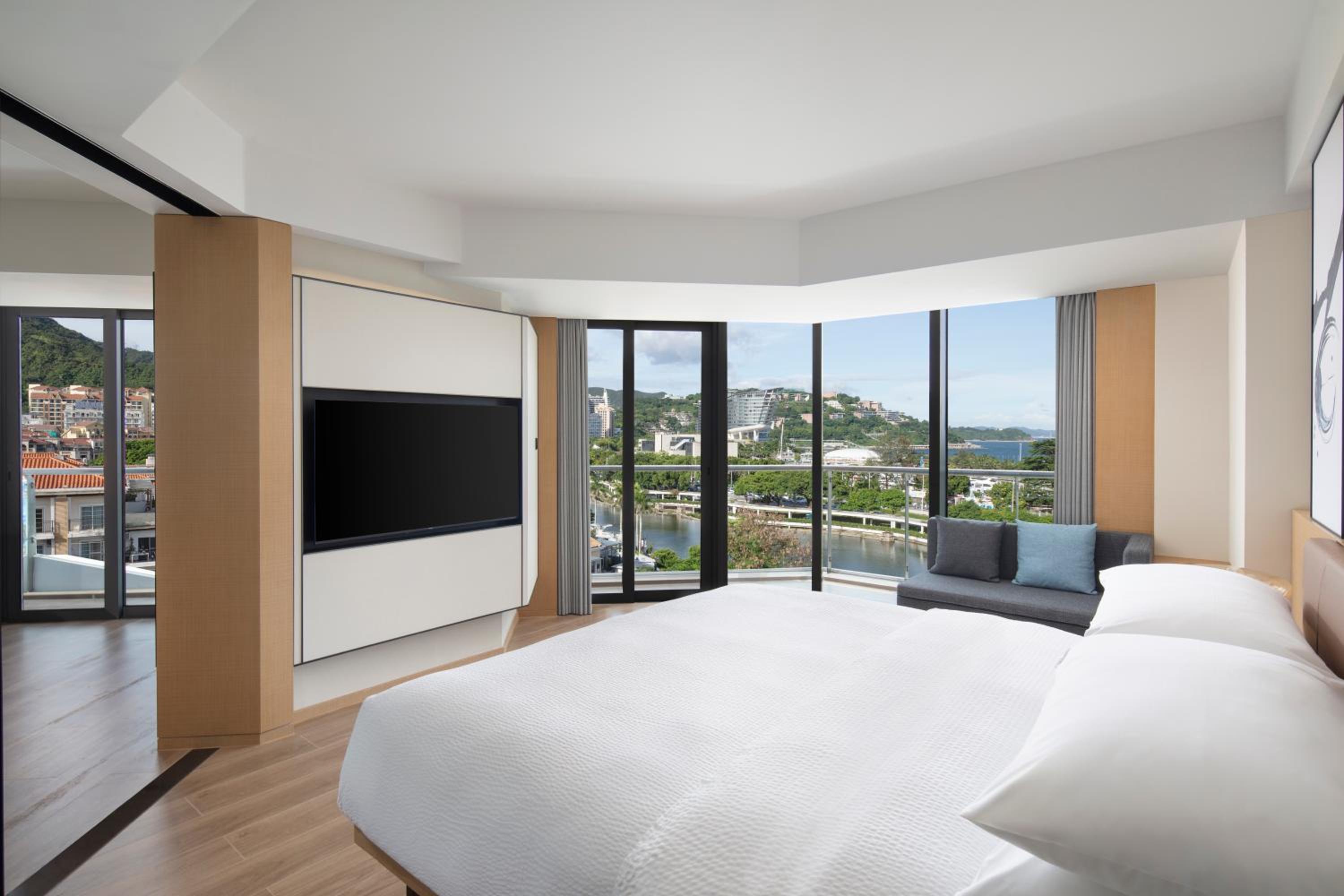 Superior King Suite photo 1