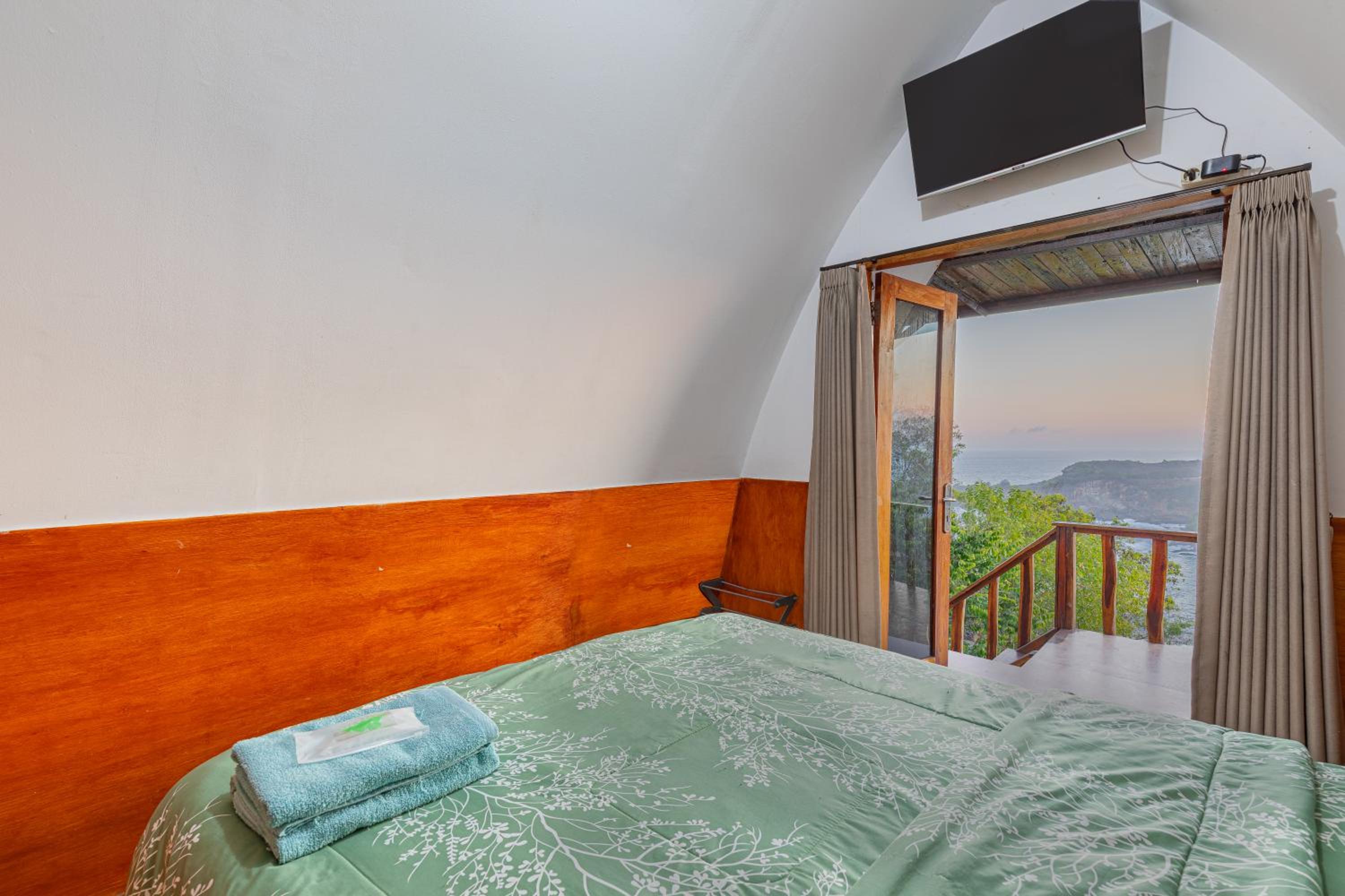 Deluxe Double Room with Balcony and Sea View photo 3