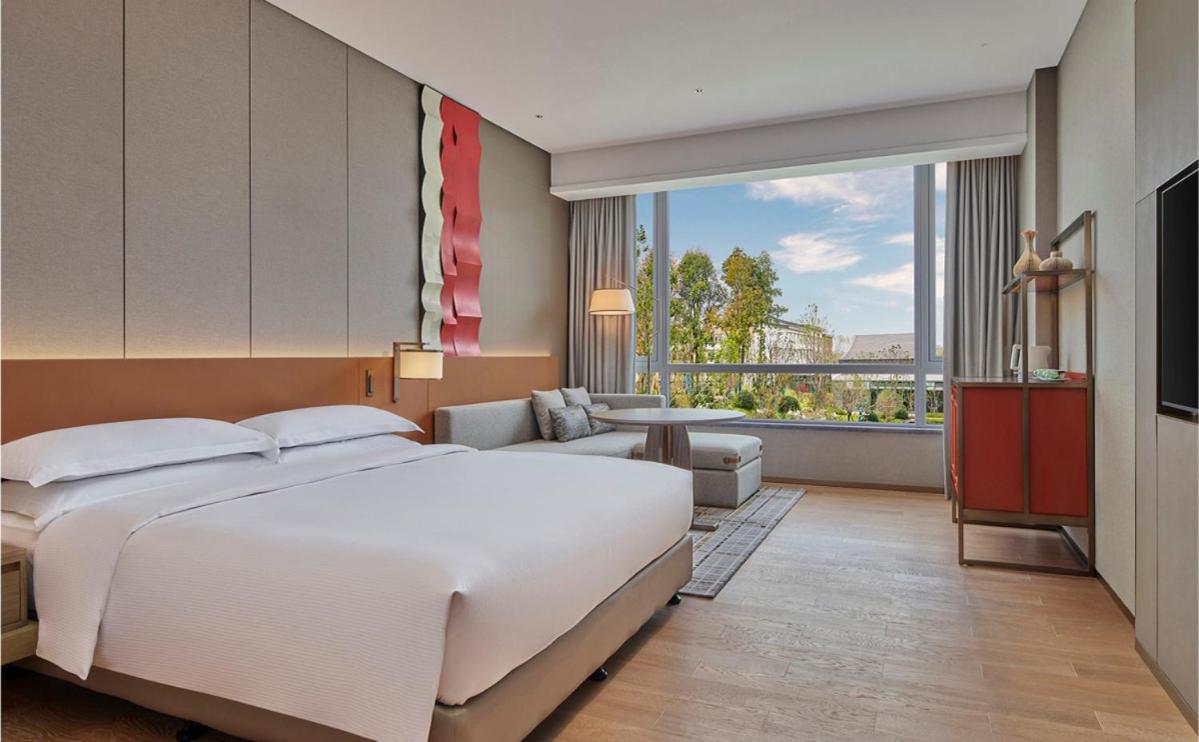Deluxe King Suite photo 3