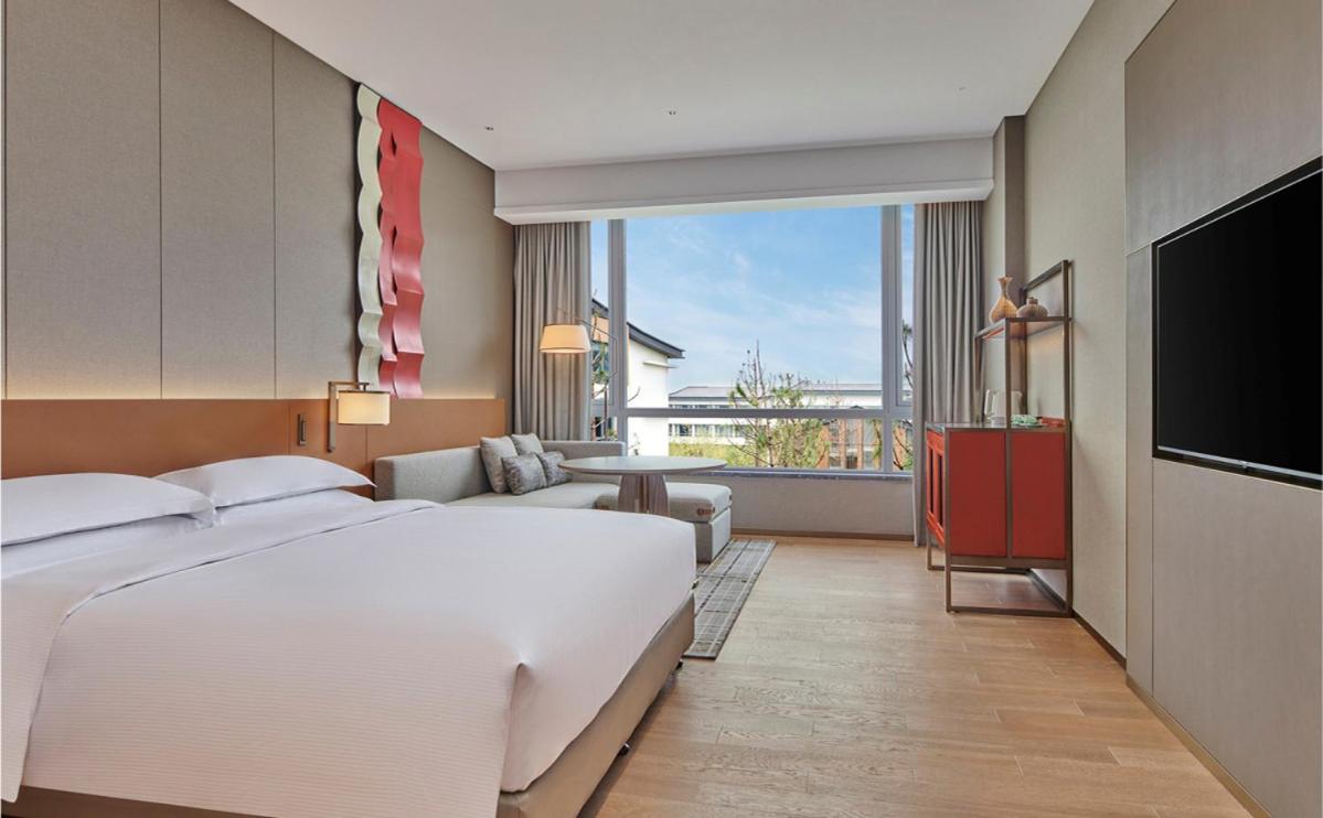 Deluxe King Suite photo 2