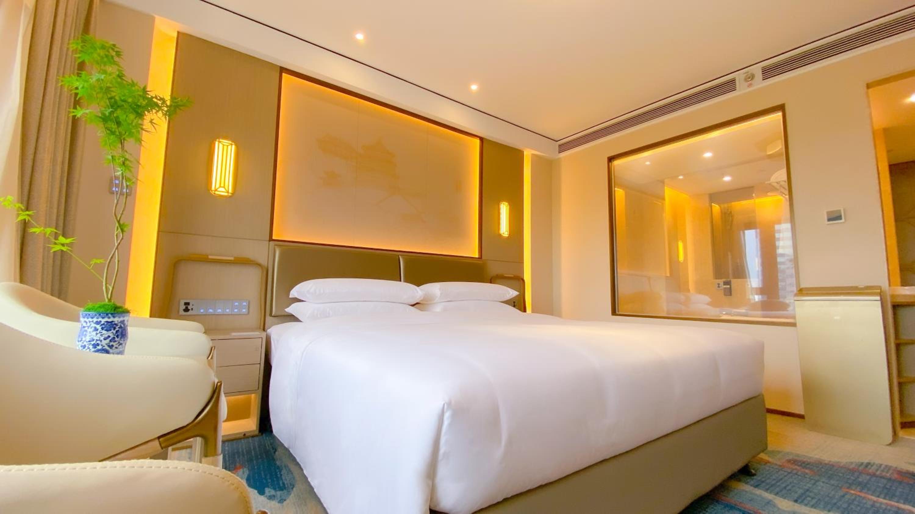 Superior Hollywood King Bed Room