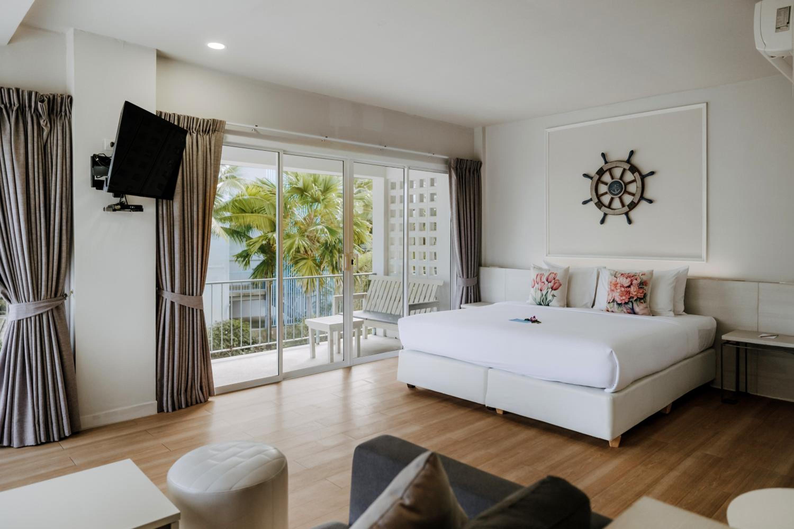Junior Double Suite with Balcony - Photo 1
