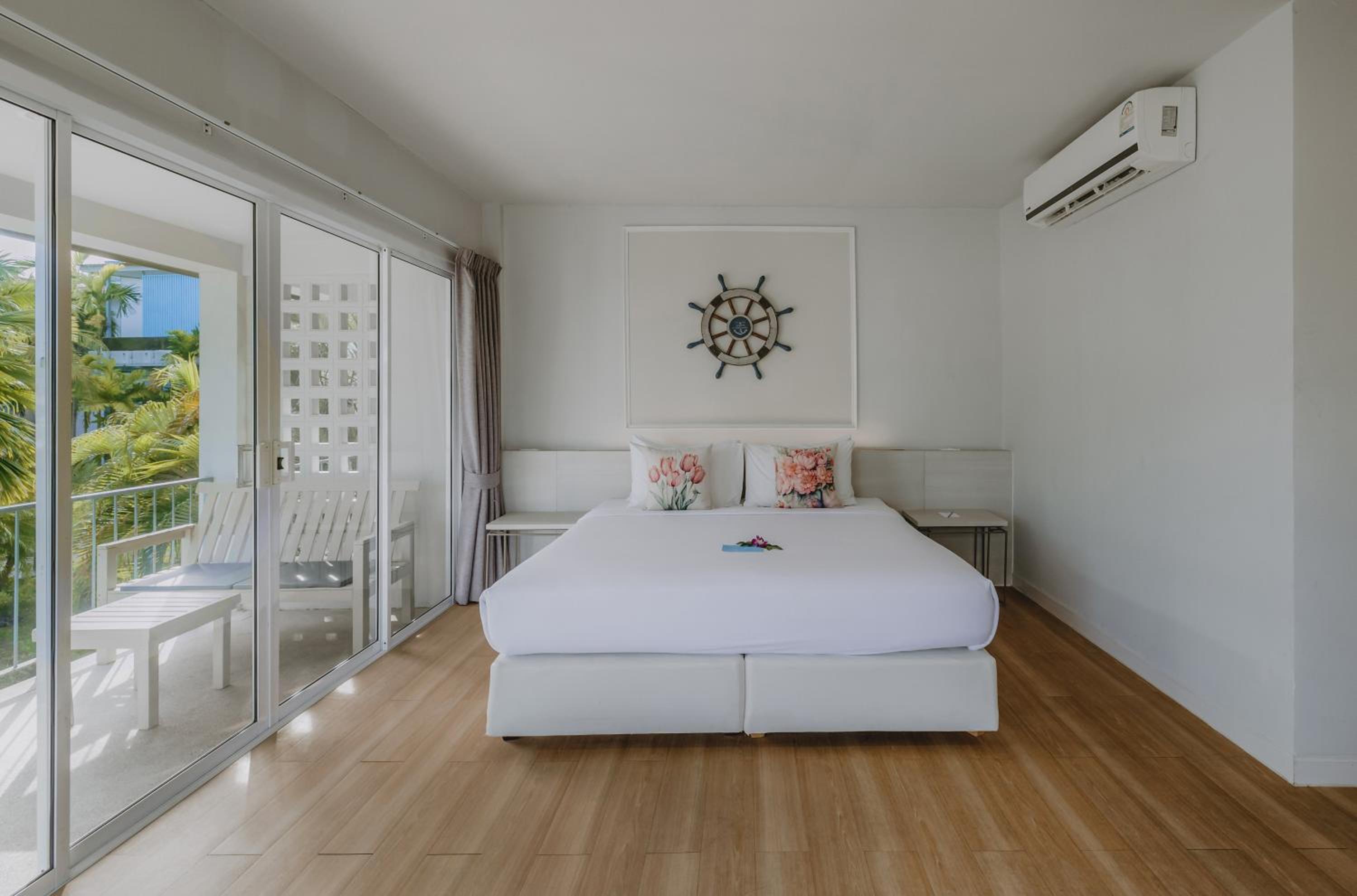 Junior Double Suite with Balcony - Photo 9