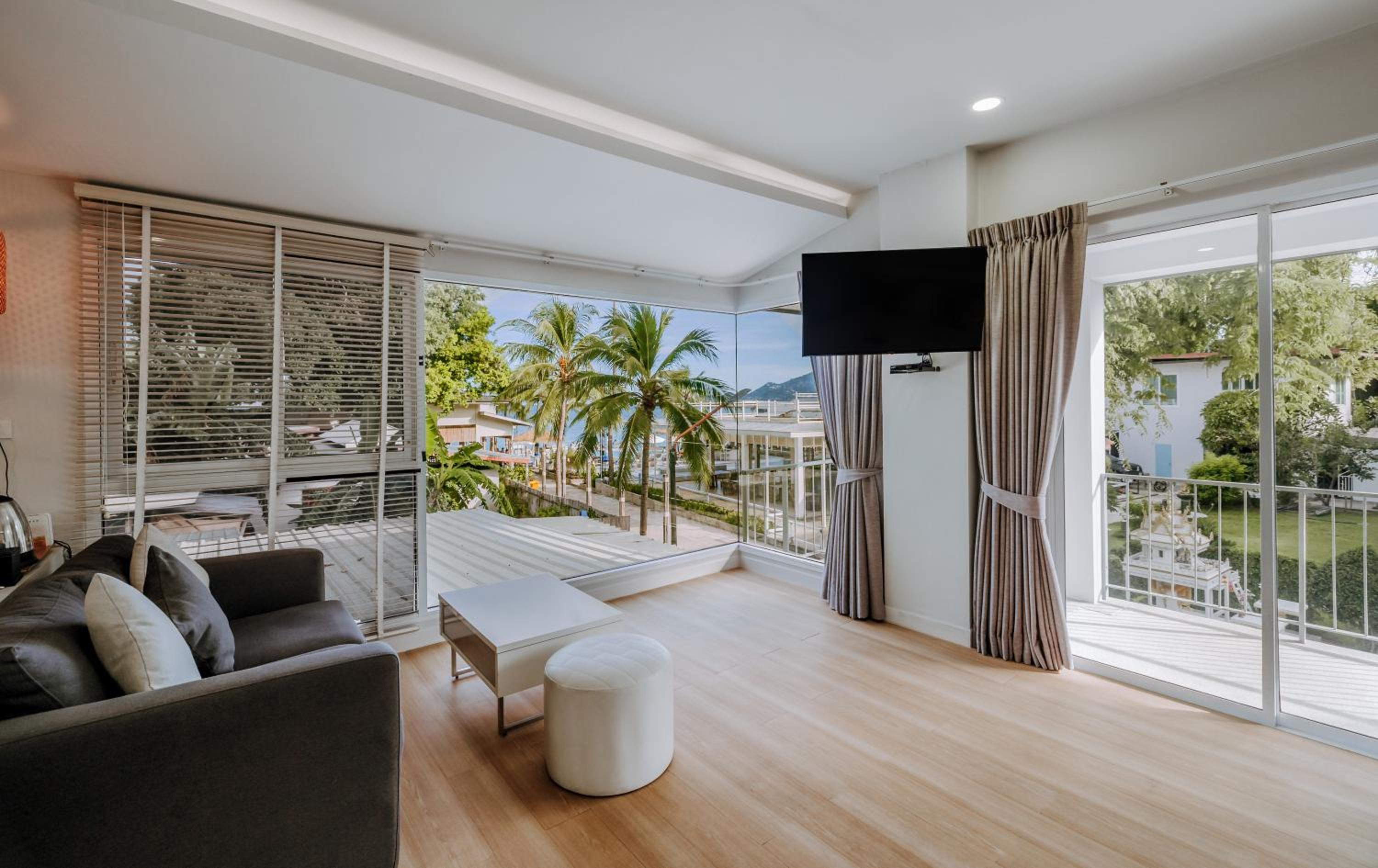Junior Double Suite with Balcony - Photo 8
