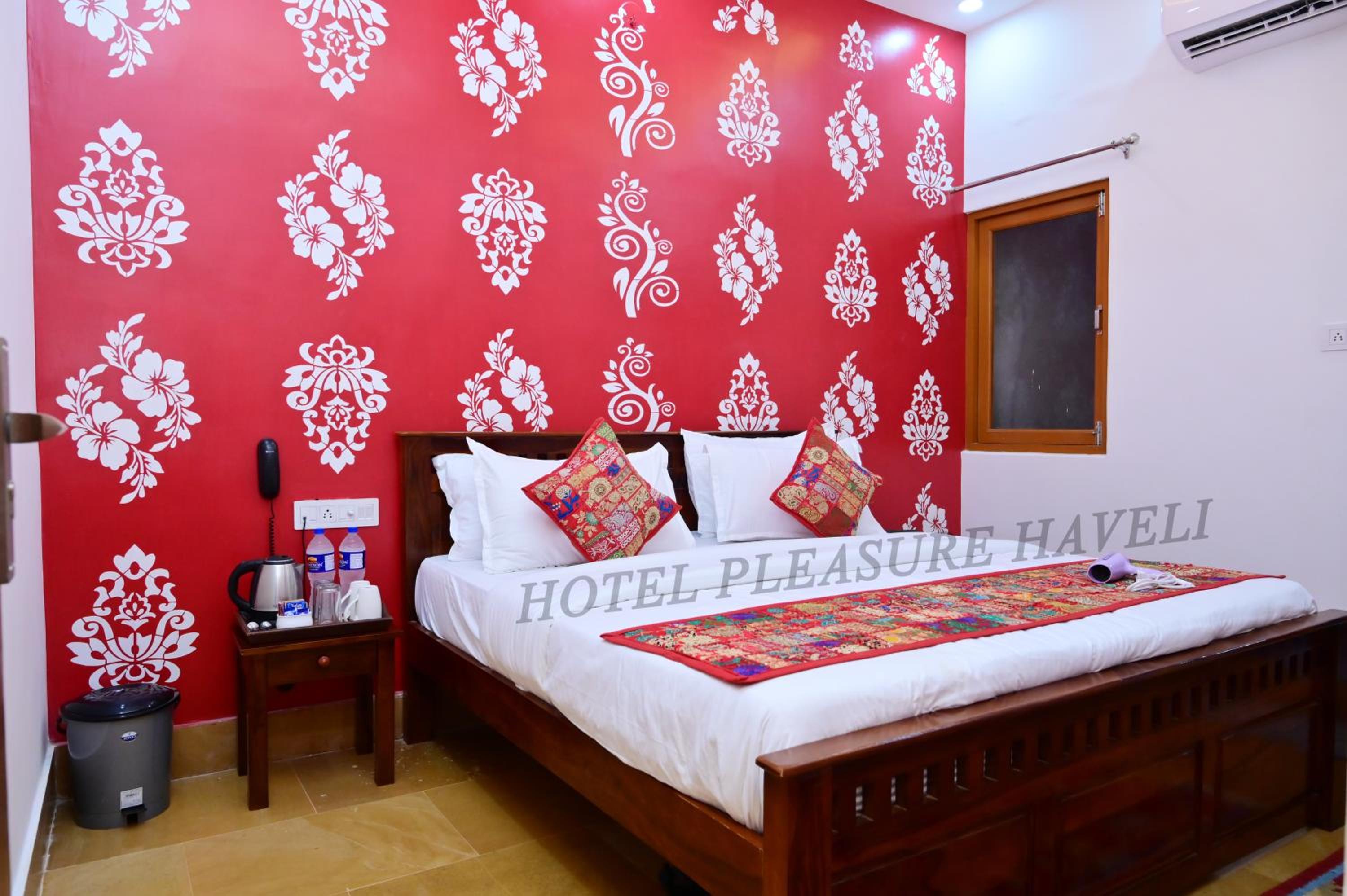 Deluxe King Suite - Photo 10