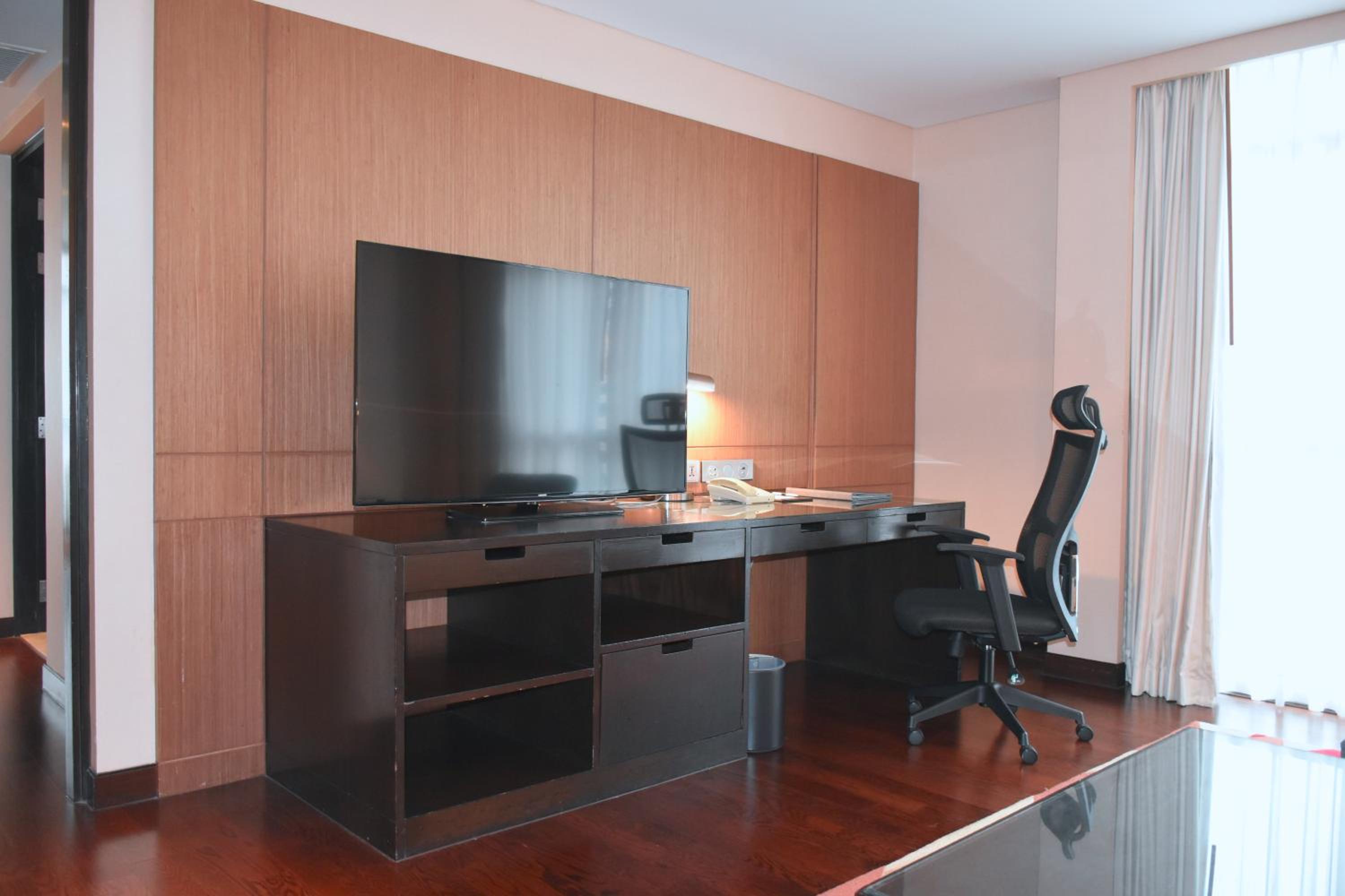 Three-Bedroom Executive Suite with City View photo 3
