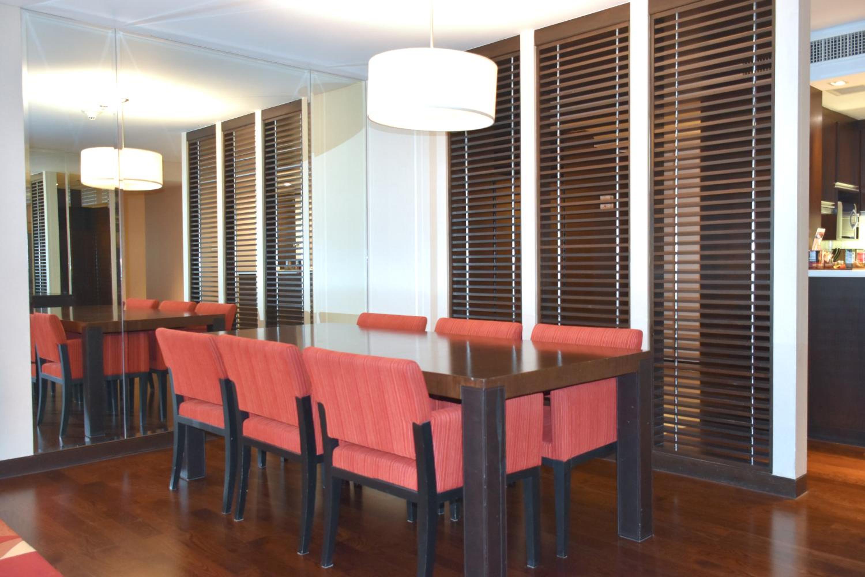 Three-Bedroom Executive Suite with City View photo 2