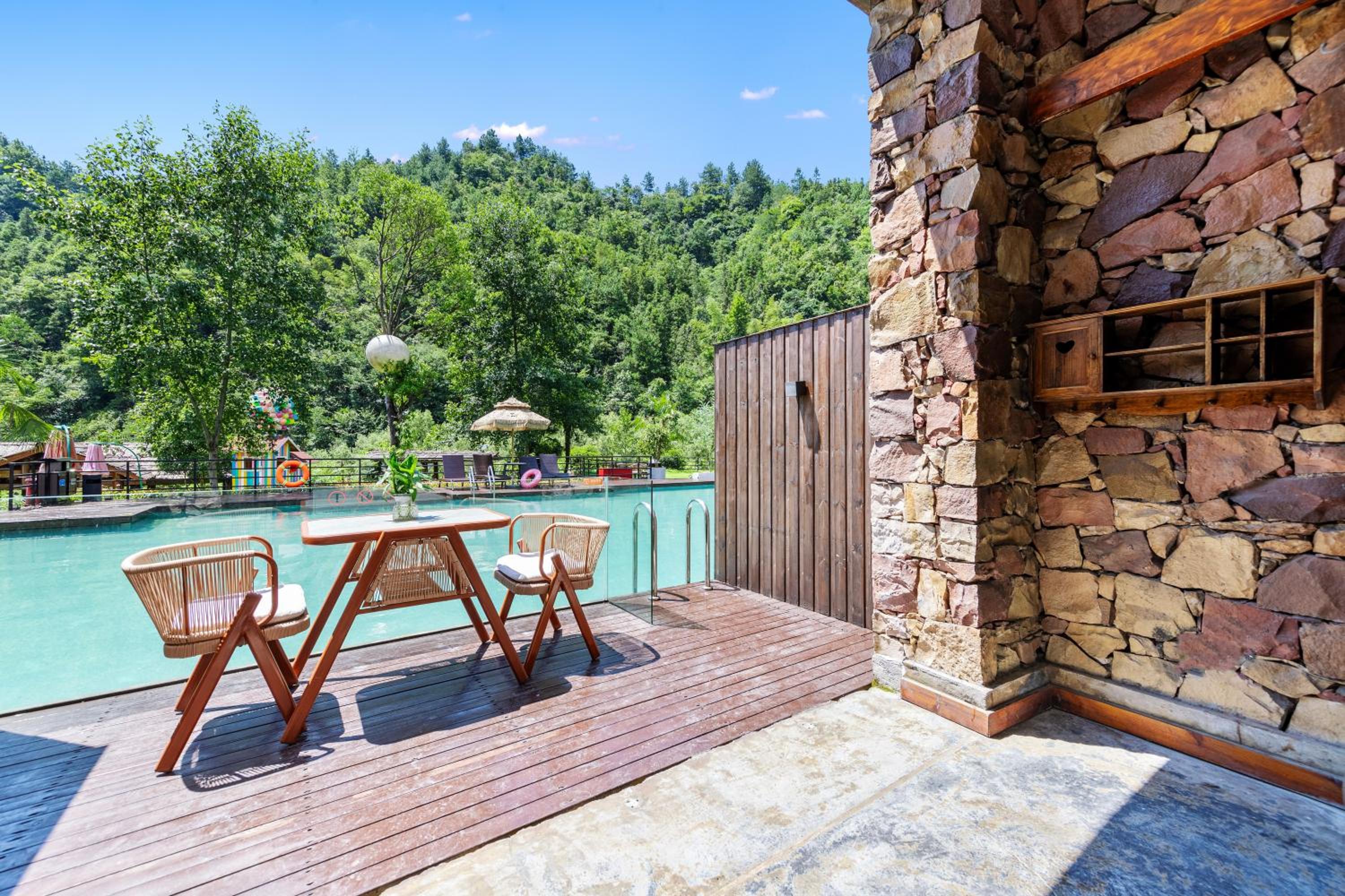 Infinity Pool Deluxe King Room with Balcony and Pool Ladder for Direct Pool Access from Balcony photo 3