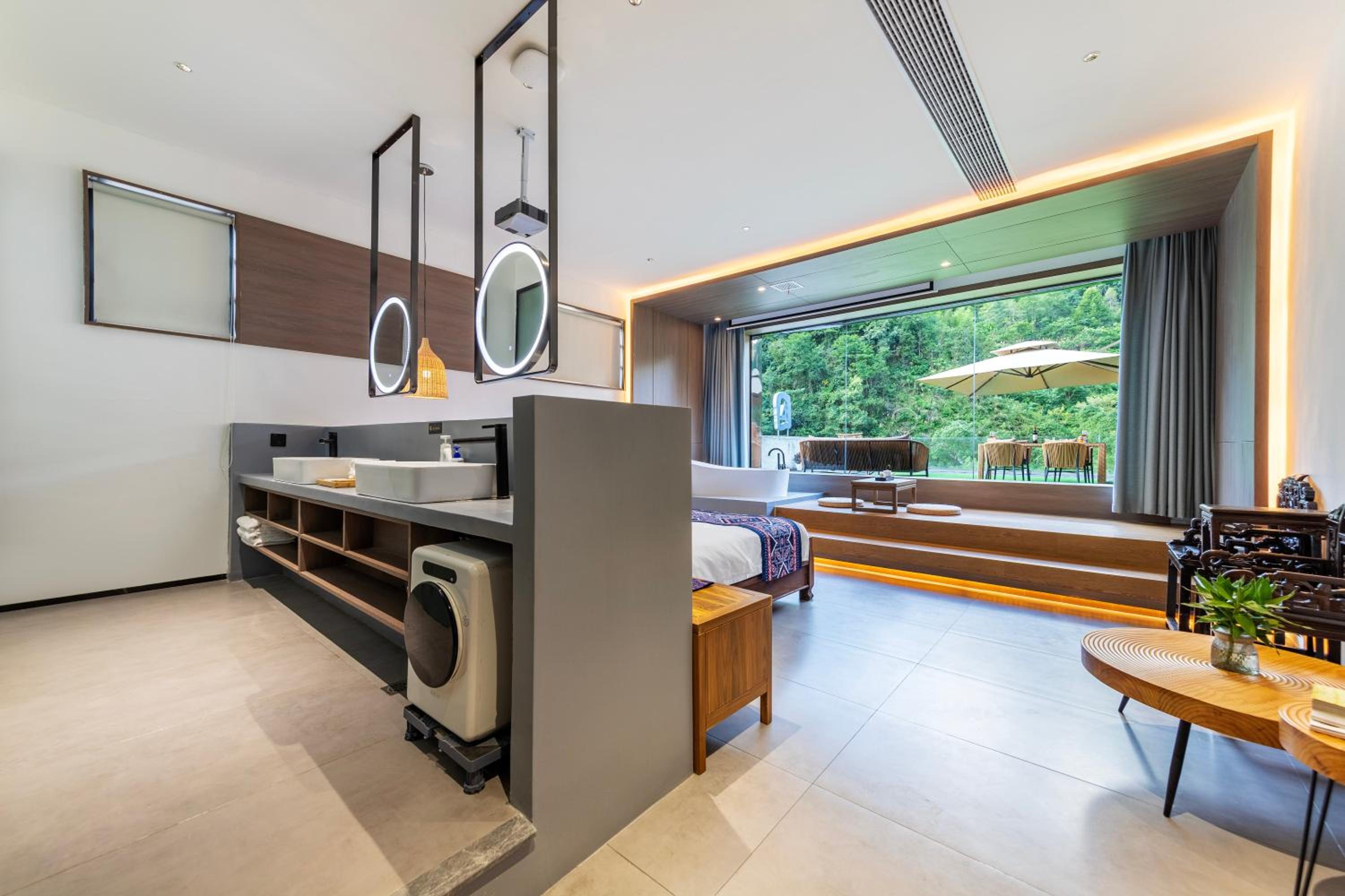 Canyon Panorama Suite with Private Large Balcony, and views of Zhangjiajie's Topography photo 1