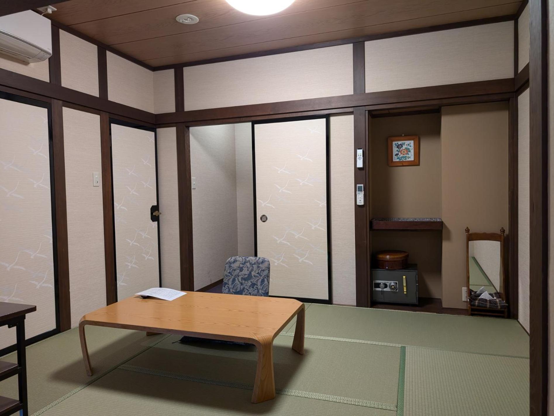 Single Room with Shared Bathroom photo 2