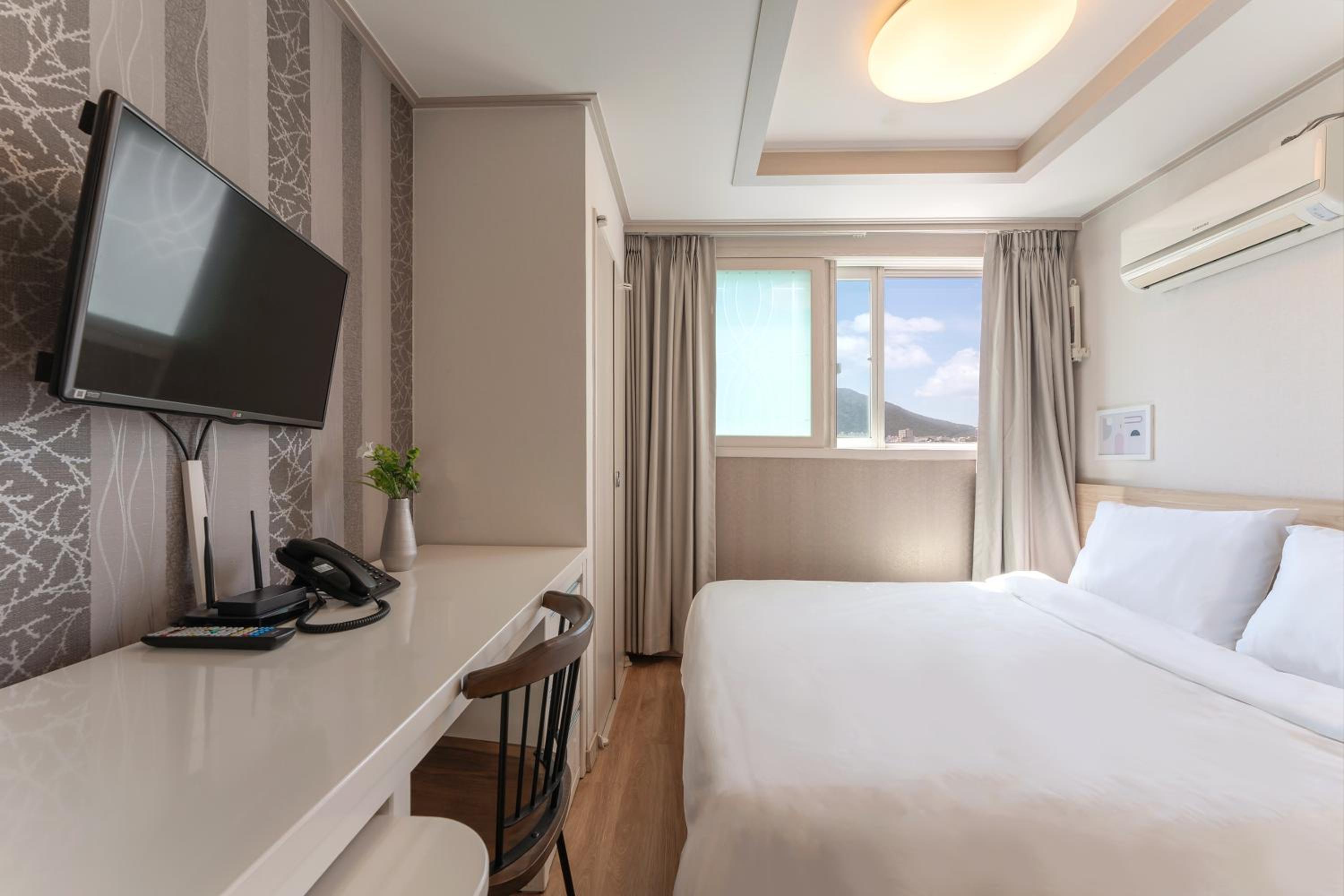 Standard Double Room - Photo 12