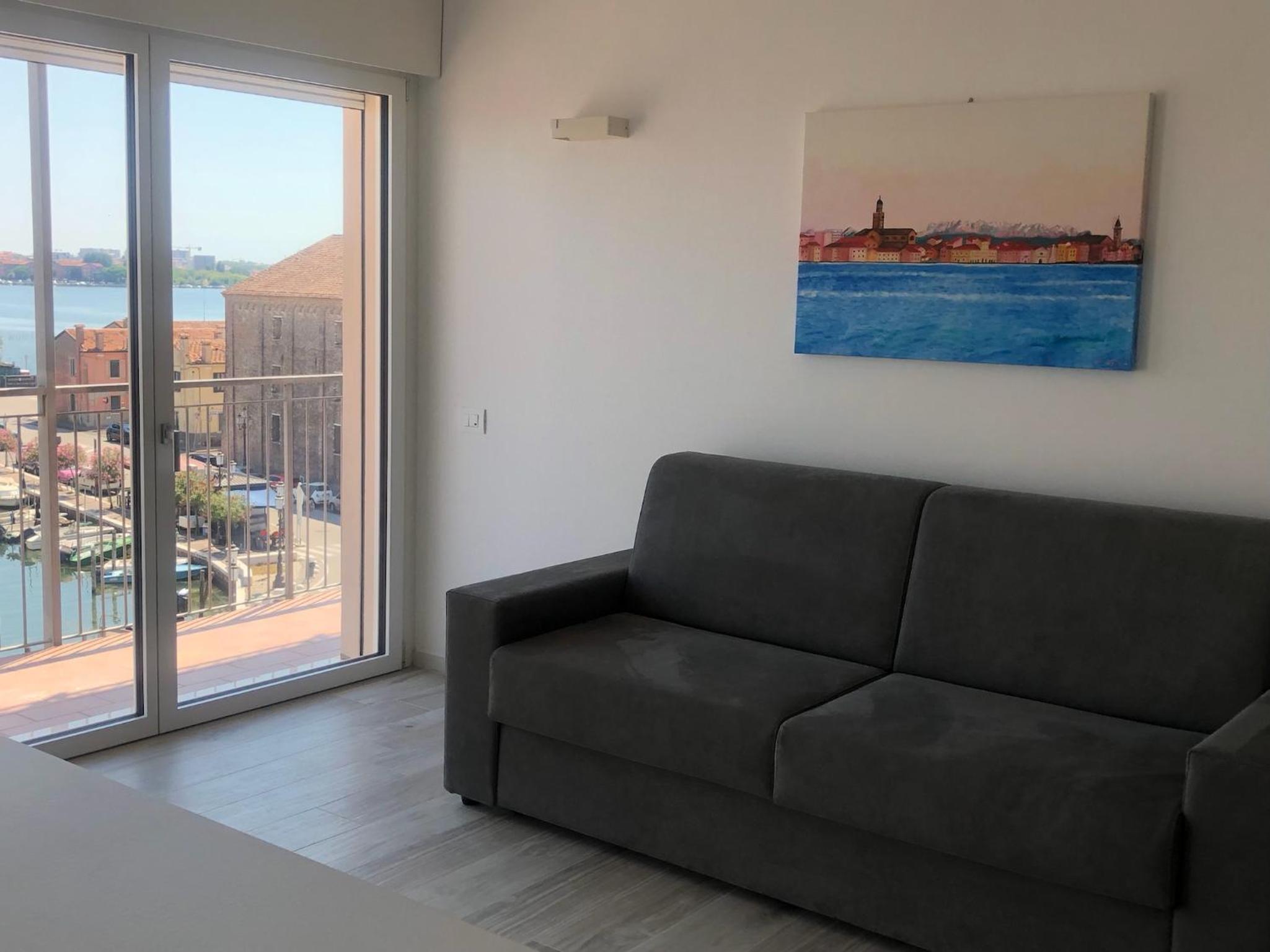 Deluxe One-Bedroom Apartment photo 2