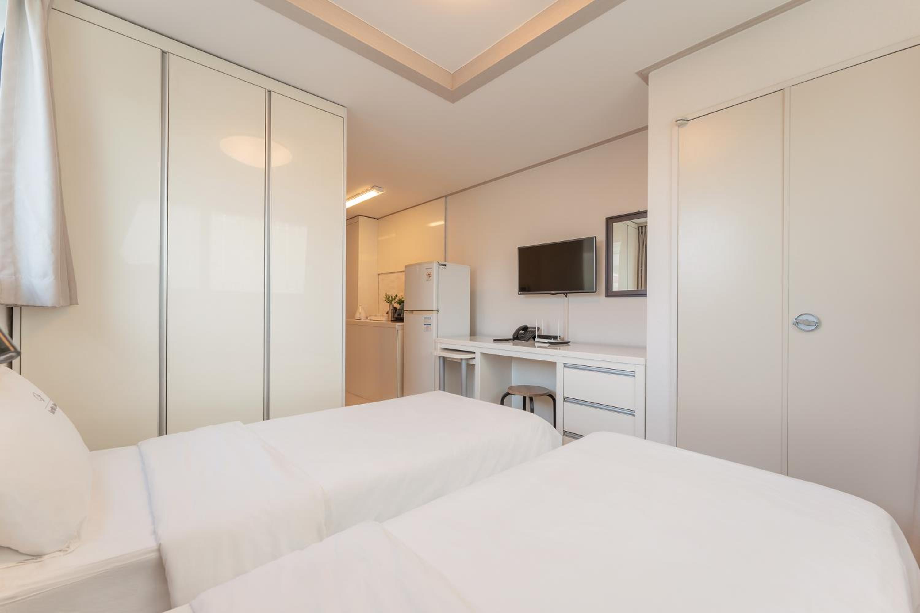 Standard Twin Room - Photo 20