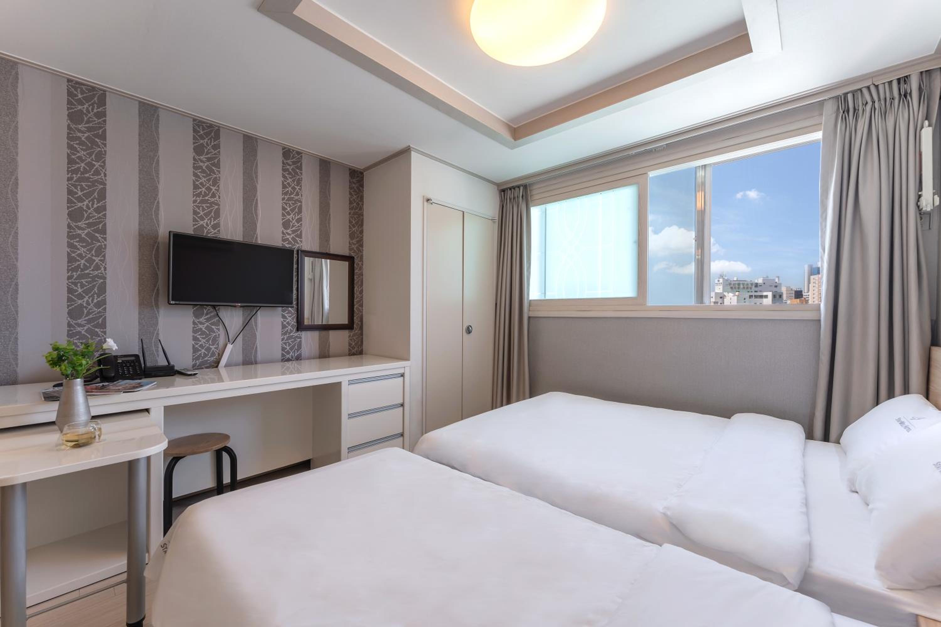 Deluxe Twin Room - Photo 21
