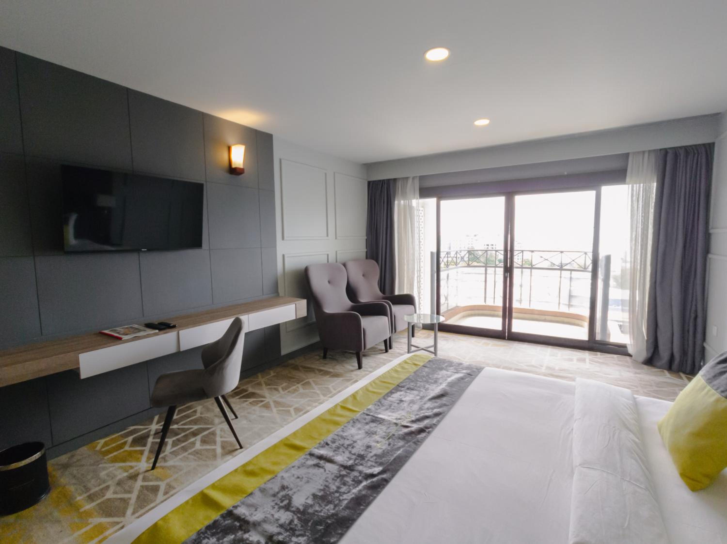 Standard King Room (Free Return Airport Transfer & 10% discount on Food & Beverage) photo 3